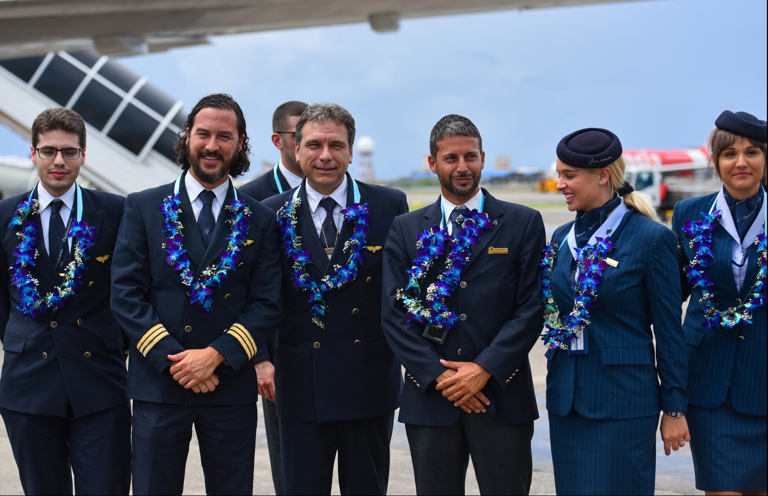 މާލެ: ޖޫން 8، 2019- ޕޮލެންޑާއި ރާއްޖެއާ ދެމެދު ބަޖެޓް އެއާލައިން "ބްލޫ ޕެނޮރާމާ"ގެ ސީދާ ދަތުރުތައް ފެށުމުގެ ގޮތުން ވެލާނާ އިންޓަނޭޝަނަލް އެއާޕޯޓަށް ޖެއްސި ފުރަތަމަ ފްލައިޓްގެ ފަޅުވެރިން ފްލައިޓް ކައިރީގައި ފޮޓޯއަކަށް ހުއްޓިގެން .---ފޮޓޯ: ހުސައިން ވަހީދު/މިހާރު