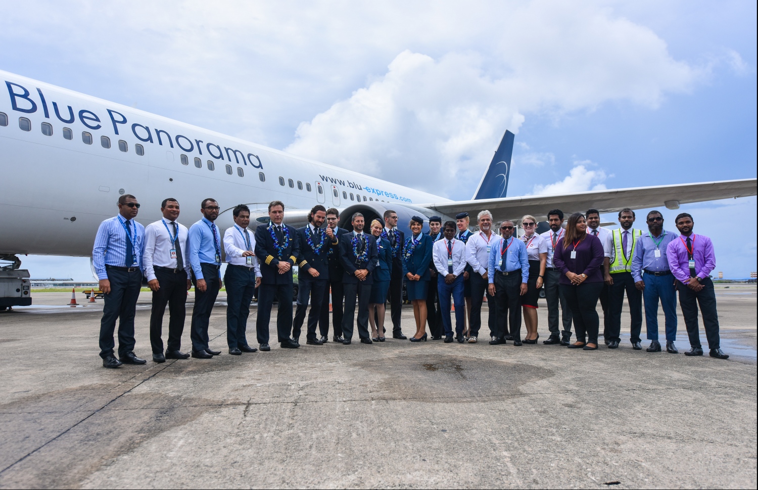 މާލެ: ޖޫން 8، 2019- ޕޮލެންޑާއި ރާއްޖެއާ ދެމެދު ބަޖެޓް އެއާލައިން "ބްލޫ ޕެނޮރާމާ"ގެ ސީދާ ދަތުރުތައް ފެށުމުގެ ގޮތުން ވެލާނާ އިންޓަނޭޝަނަލް އެއާޕޯޓަށް ޖެއްސި ފުރަތަމަ ފްލައިޓްގެ ފަޅުވެރިންނާއެކު އެމްއޭސީއެލްގެ ބައެއް މުވައްޒަފުން ފްލައިޓް ކައިރީގައި ފޮޓޯއަކަށް ހުއްޓިގެން .---ފޮޓޯ: ހުސައިން ވަހީދު/މިހާރު