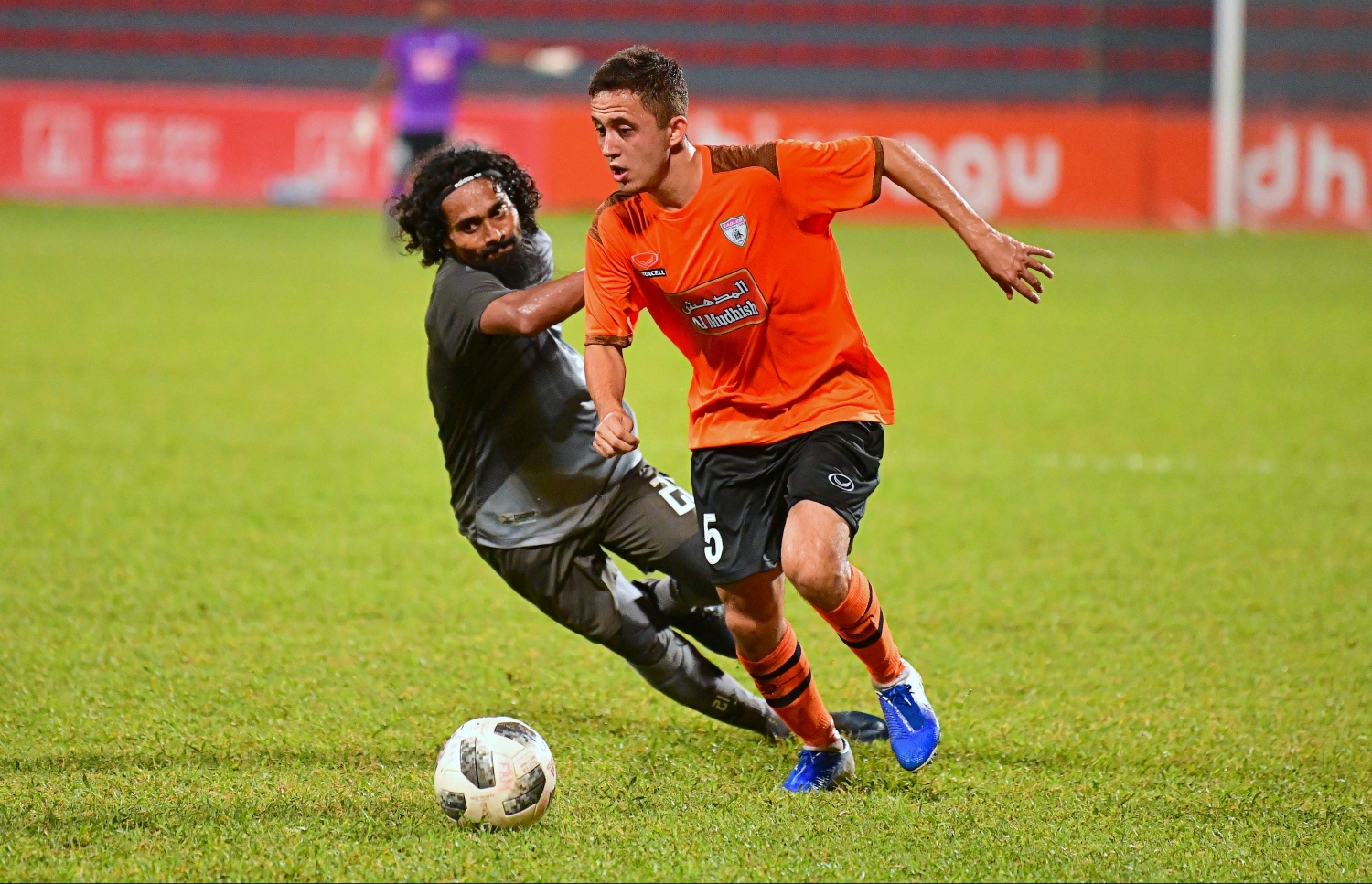 ޓީސީގެ އައްޒާމު (ވ) ކައިރިން އީގަލްސްގެ އުމަރުޔޯނޯފް ބޯޅަ ހިފައިގެންދަނީ.-- ފޮޓޯ: ނިޝާން އަލީ/ މިހާރު