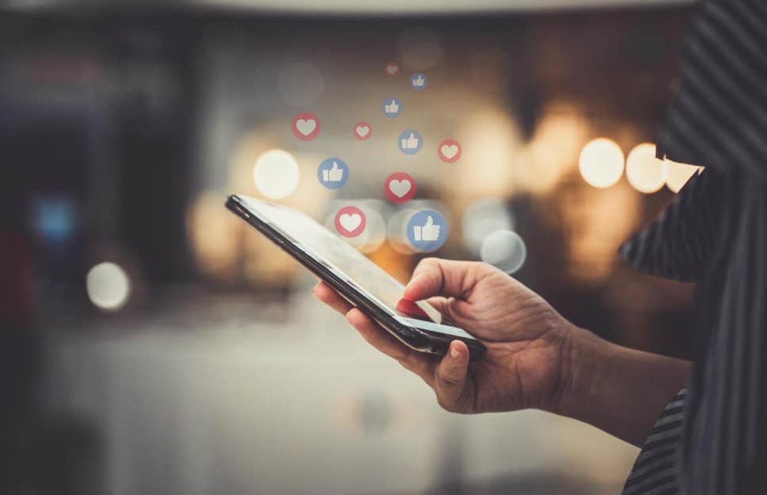 މީހަކު ސޯޝަލް މީޑިއާ ބޭނުން ކުރަނީ: ނަހަމަ ގޮތުގައި ސޯޝަލް މީޑިއާ ބޭނުންކުރާ މައްސަލަ ބޮޑު--