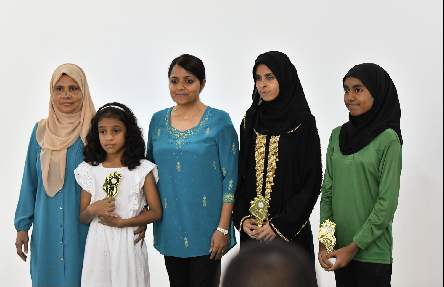 މާލެ: ޖޫން 21، 2019- އަމީނިއްޔާ ސްކޫލުގެ އަލިމަސްޔޫބީލާ ގުޅިގެން ބާއްވާ ހަރަކާތްތަކުގެ ތެރެއިން އެ ސްކޫލުގެ ކުދިންނާއި ޓީޗަރުންނާއި ބެލެނިވެރިންގެ އިތުރުން ކުރީގެ ދަރިވަރުންނަށް ހުޅުވާލައިގެން ފެށި އާޓް އެންޑް ކްރާފްޓް އެގްޒިބިޝަނުން ވަނަތައް ހޯދި ބައެއް ކުދިންނާ އެކު އާޓްސް އެންޑް ކަލްޗަރު މިނިސްޓަރު ޔުމްނާ މައުމޫން ފޮޓޯއަކަށް ހުއްޓި ވަޑައިގެން.---ފޮޓޯ: ހުސައިން ވަހީދު/މިހާރު