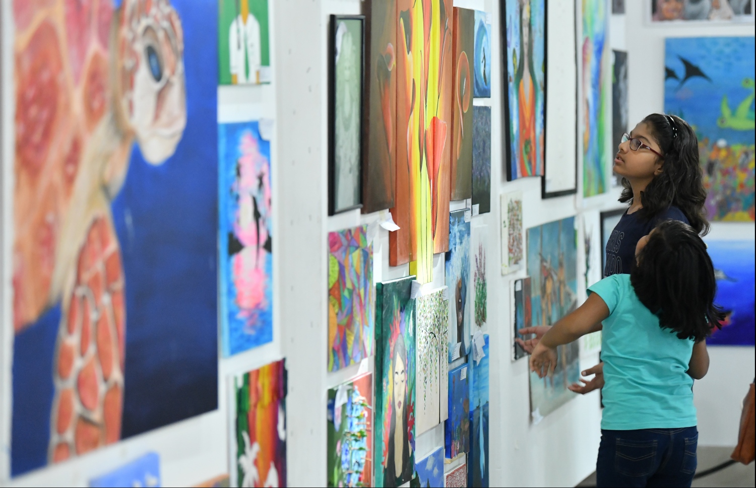 މާލެ: ޖޫން 21، 2019- އަމީނިއްޔާ ސްކޫލުގެ އަލިމަސްޔޫބީލާ ގުޅިގެން ބާއްވާ ހަރަކާތްތަކުގެ ތެރެއިން އެ ސްކޫލުގެ ކުދިންނާއި ޓީޗަރުންނާއި ބެލެނިވެރިންގެ އިތުރުން ކުރީގެ ދަރިވަރުންނަށް ހުޅުވާލައިގެން ފެށި އާޓް އެންޑް ކްރާފްޓް އެގްޒިބިޝަންގެ ތެރެއިން. ހޮނިހިރު ދުވަހުގެ ހަވީރު 4 ން ރޭގަނޑު 11 އަށް މި ހަފުލާ އާޓް ގެލެރީގައި ކުރިއަށް ގެންދާނެ.---ފޮޓޯ: ހުސައިން ވަހީދު/މިހާރު