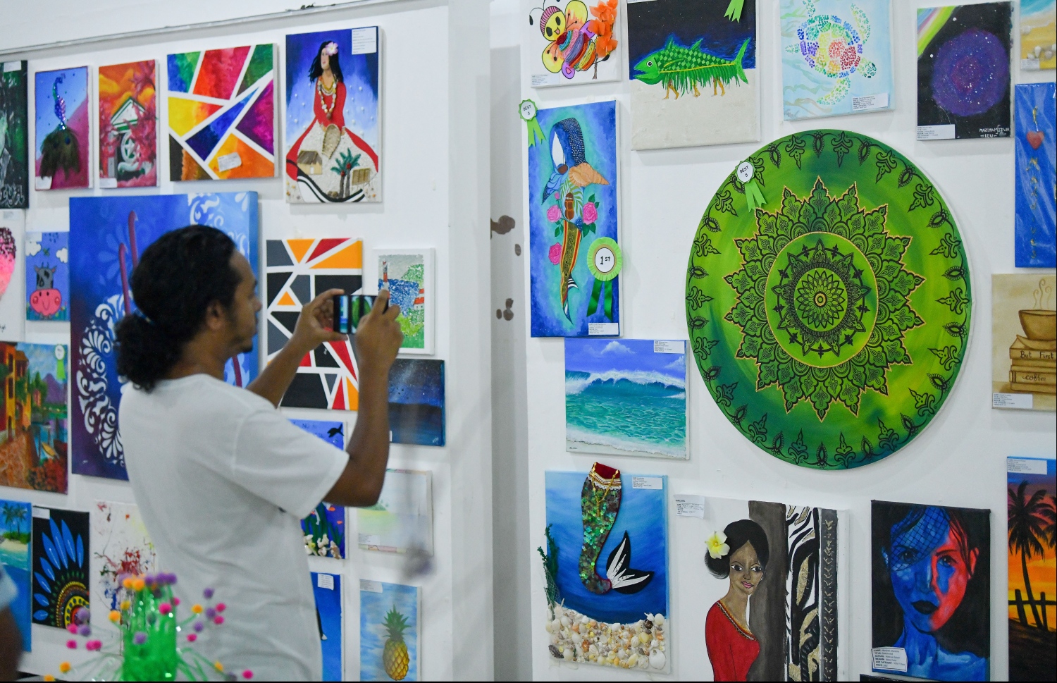 އަމީނިއްޔާ ސްކޫލުގެ މައުރަޒަށް ހުށަހަޅާފައިވާ ބައެއް ތަކެތި-- ފޮޓޯ: ހުސެއިން ވަހީދު/ މިހާރު