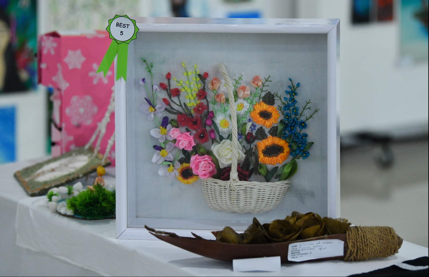 މާލެ: ޖޫން 21، 2019- އަމީނިއްޔާ ސްކޫލުގެ އަލިމަސްޔޫބީލާ ގުޅިގެން ބާއްވާ ހަރަކާތްތަކުގެ ތެރެއިން އެ ސްކޫލުގެ ކުދިންނާއި ޓީޗަރުންނާއި ބެލެނިވެރިންގެ އިތުރުން ކުރީގެ ދަރިވަރުންނަށް ހުޅުވާލައިގެން ފެށި އާޓް އެންޑް ކްރާފްޓް އެގްޒިބިޝަންގެ ތެރެއިން. ހޮނިހިރު ދުވަހުގެ ހަވީރު 4 ން ރޭގަނޑު 11 އަށް މި ހަފުލާ އާޓް ގެލެރީގައި ކުރިއަށް ގެންދާނެ.---ފޮޓޯ: ހުސައިން ވަހީދު/މިހާރު