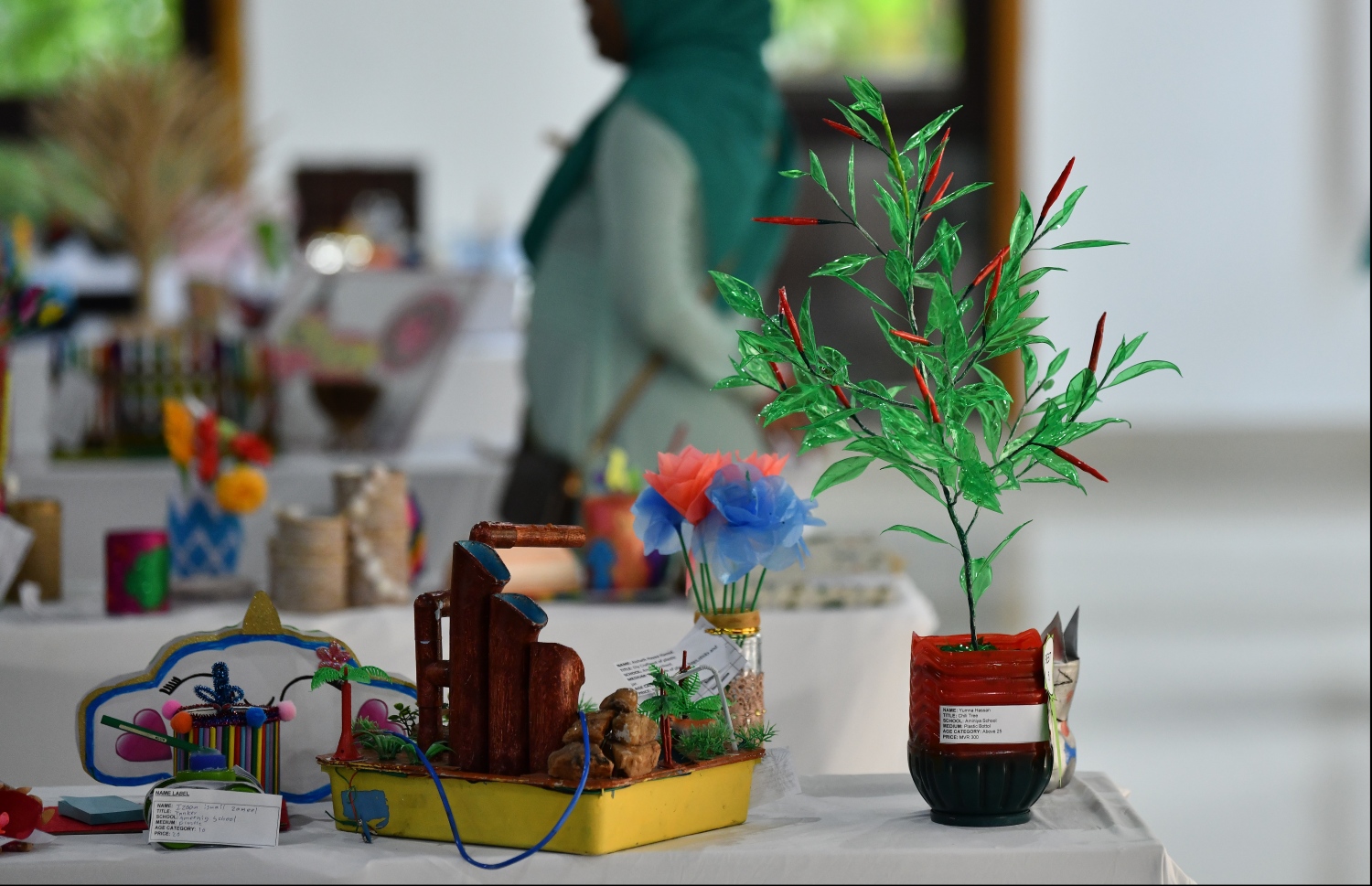 މާލެ: ޖޫން 21، 2019- އަމީނިއްޔާ ސްކޫލުގެ އަލިމަސްޔޫބީލާ ގުޅިގެން ބާއްވާ ހަރަކާތްތަކުގެ ތެރެއިން އެ ސްކޫލުގެ ކުދިންނާއި ޓީޗަރުންނާއި ބެލެނިވެރިންގެ އިތުރުން ކުރީގެ ދަރިވަރުންނަށް ހުޅުވާލައިގެން ފެށި އާޓް އެންޑް ކްރާފްޓް އެގްޒިބިޝަންގެ ތެރެއިން. ހޮނިހިރު ދުވަހުގެ ހަވީރު 4 ން ރޭގަނޑު 11 އަށް މި ހަފުލާ އާޓް ގެލެރީގައި ކުރިއަށް ގެންދާނެ.---ފޮޓޯ: ހުސައިން ވަހީދު/މިހާރު