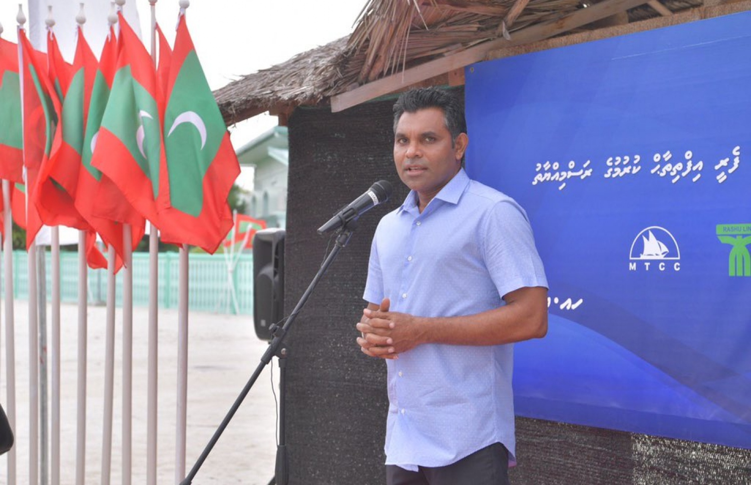 ނައިބު ރައީސް ފައިސަލް ނަސީމް މިއަދު ހއ. އިހަވަންދޫގައި ވާހަކަފުޅު ދައްކަވަނީ. އިހަވަންދޫގައި ސްޕީޑް ފެރީގެ ހިދުމަތް ގާއިމު ކުރުމަކީ އެ ރަށު ރައްޔިތުންނަށް ލިބޭ ފަސޭހައެއް ކަމަށް ވިދާޅުވި. --- ފޮޓޯ: ރައީސް އޮފީސް