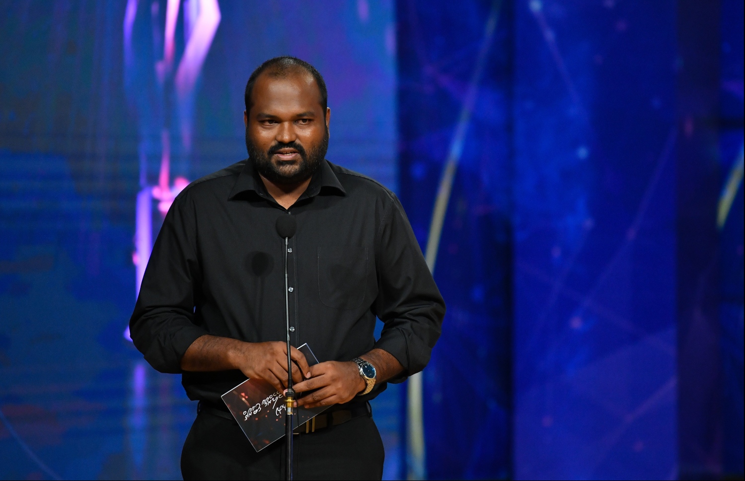 މާލެ: ޖޫން 21، 2019- ޕީއެސްއެމް އޮފީސްތަކުގެ ޓެލެޑްރާމާ މުބާރާތުގެ އެވޯޑު ދިނުމުގެ ހަފުލާގައި ޓޫރިޒަމް މިނިސްޓަރު އަލީ ވަހީދު ވާހަކަ ދައްކަވަނީ---ފޮޓޯ: ހުސައިން ވަހީދު/މިހާރު