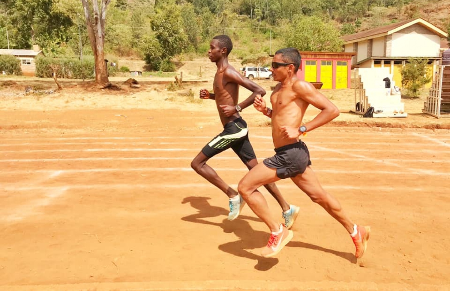 ޝިފާޒް (ކ) ކެންޔާގައި ތަމްރީން ހަދަނީ.