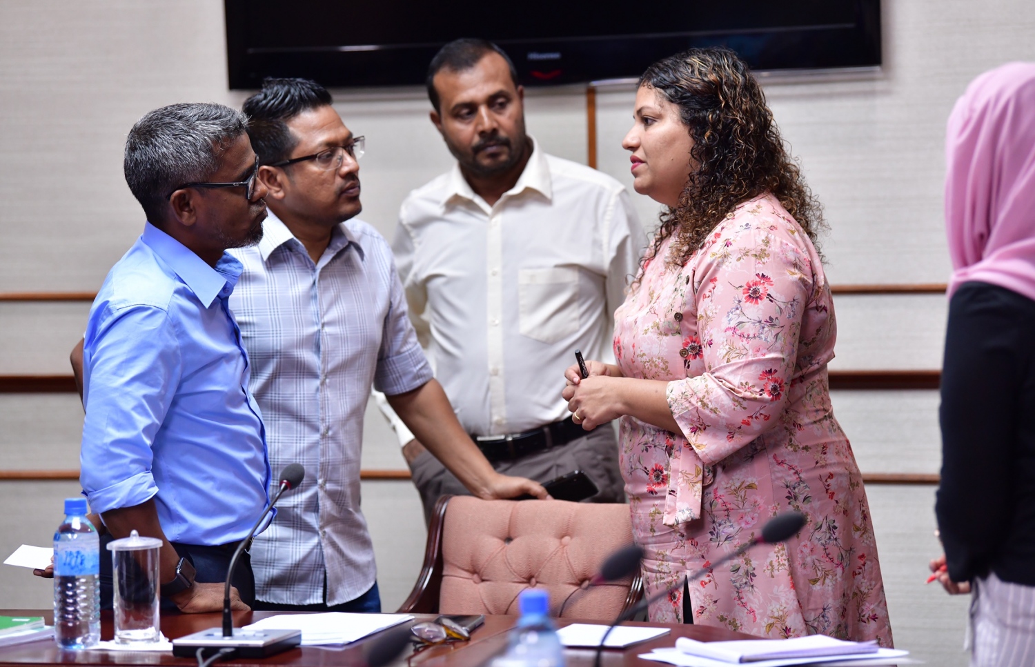 ހިއުމަން ރައިޓްސް އެންޑް ޖެންޑަ ކޮމިޓީގެ މުގައްރިރު، ޖީހާން މަޖިލިހުގެ އެހެން މެމްބަރުންނާ މަޝްވަރާ ކުރައްވަނީ. --- ފޮޓޯ: ނިޝާން އަލީ/ މިހާރު