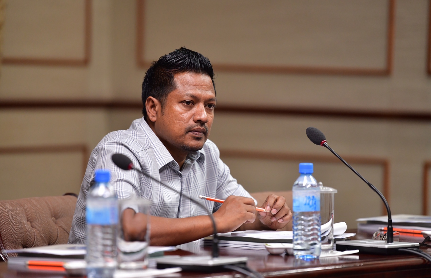 މާފަންނު އުތުރު ދާއިރާގެ މެމްބަރު އިމްތިޔާޒް ފަހުމީ (އިންތި) ކޮމިޓީގައި ވާހަކަ ދައްކަވަނީ. --- ފޮޓޯ: ނިޝާން އަލީ/ މިހާރު