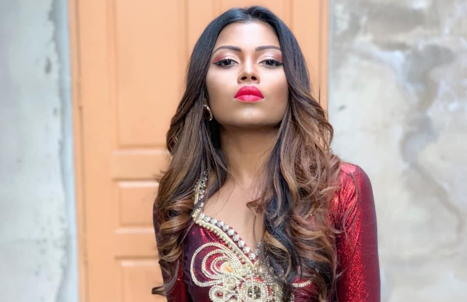 އައްޒަ: "ސޮރީ" ގެ އެއް ބަތަލާއަކީ އޭނަ.