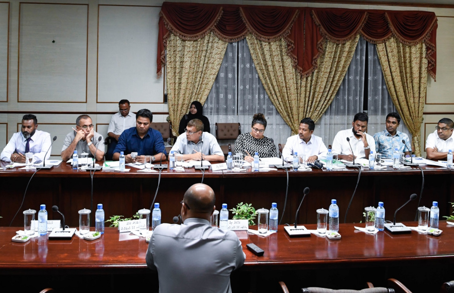 ގައުމީ ސަލާމަތާ ބެހޭ ކޮމެޓީގައި ކޮމިޝަނާ އޮފް ޕްރިޒަންސް ވާހަކަ ދައްކަވަނީ. -- ފޮޓޯ: މަޖިލިސް