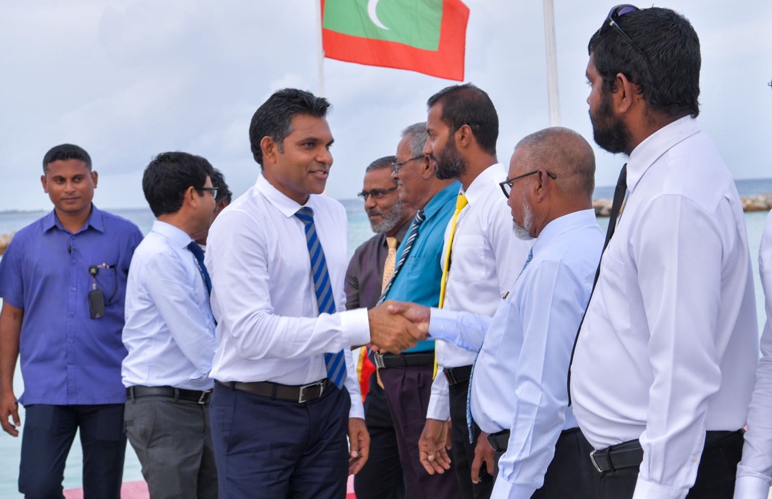 ހއ. ހޯރަފުށި: ޖޫން 22، 2019: ހއ. އަތޮޅުގެ ބައެއް ރަށްރަށަށް ނައިބު ރައީސް ފައިސަލް ފެއްޓެވި ދަތުރުފުޅުގައި، ހއ. ހޯރަފުށީގެ އިސްވެރިން އެމަނިކުފާނަށް މަރުހަބާ ދަންނަވަނީ.-- ފޮޓޯ: ރައީސް އޮފީސް