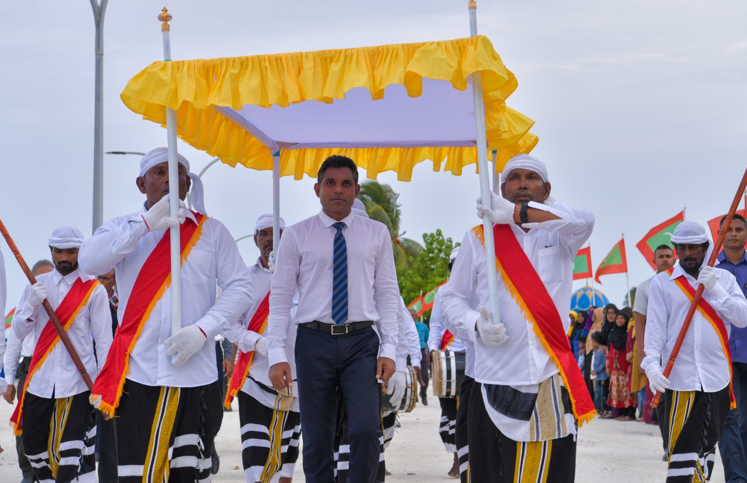 ހއ. ހޯރަފުށި: ޖޫން 22، 2019: ހއ. އަތޮޅުގެ ބައެއް ރަށްރަށަށް ނައިބު ރައީސް ފައިސަލް ފެއްޓެވި ދަތުރުފުޅުގައި ހއ. ހޯރަފުށިން އެމަނިކުފާނަށް ސަގާފީ ކުޅިވަރަކާއިއެކު މަރުހަބާ ދަންނަވަނީ.-- ފޮޓޯ: ރައީސް އޮފީސް