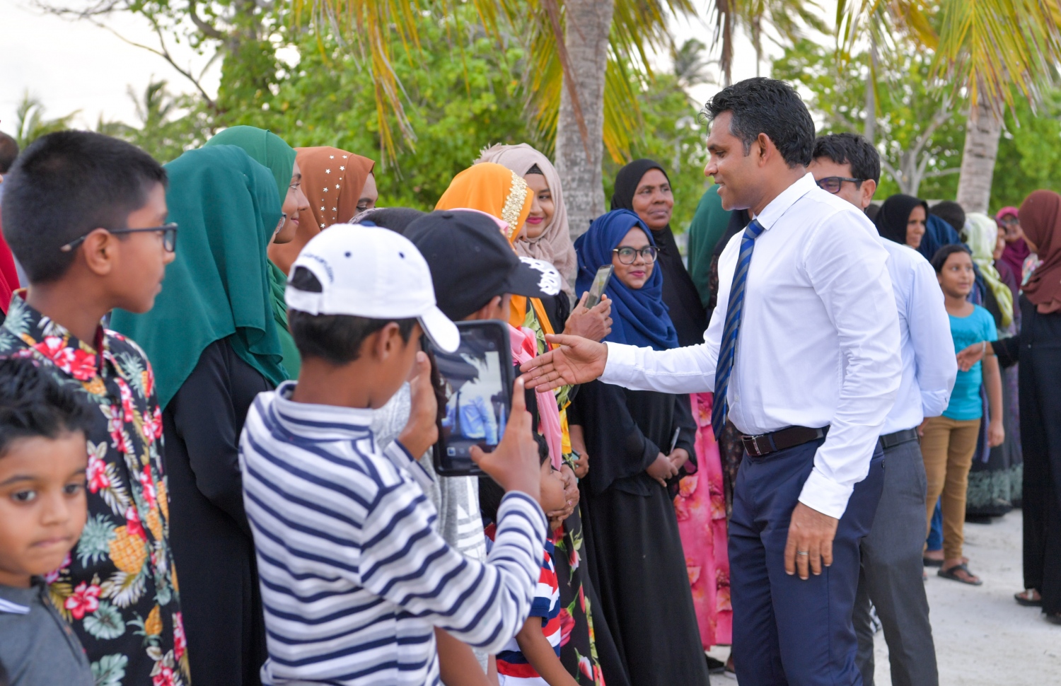ހއ. ހޯރަފުށި: ޖޫން 22، 2019: ހއ. އަތޮޅުގެ ބައެއް ރަށްރަށަށް ނައިބު ރައީސް ފައިސަލް ފެއްޓެވި ދަތުރުފުޅުގައި ހއ. ހޯރަފުށީގެ ބައެއް މީހުންނާ ސަލާމް ކުރައްވަނީ.-- ފޮޓޯ: ރައީސް އޮފީސް