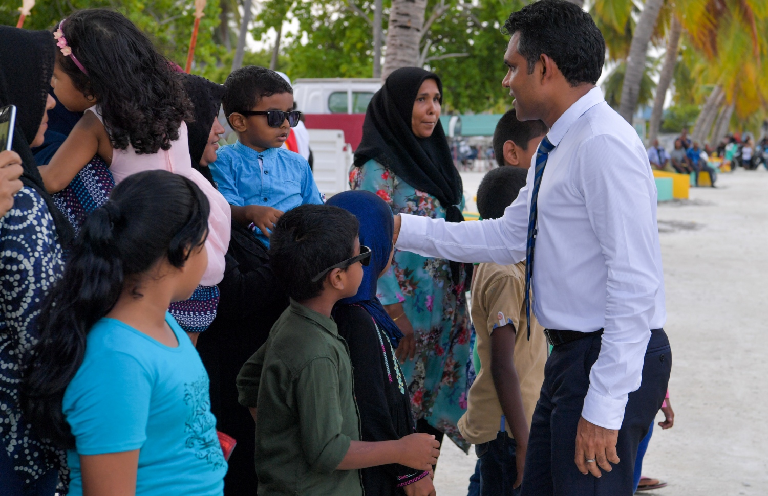 ހއ. ހޯރަފުށި: ޖޫން 22، 2019: ހއ. އަތޮޅުގެ ބައެއް ރަށްރަށަށް ނައިބު ރައީސް ފައިސަލް ފެއްޓެވި ދަތުރުފުޅުގައި ހއ. ހޯރަފުށީގެ ބައެއް މީހުންނާއި ސަލާމް ކުރައްވަނީ.-- ފޮޓޯ: ރައީސް އޮފީސް