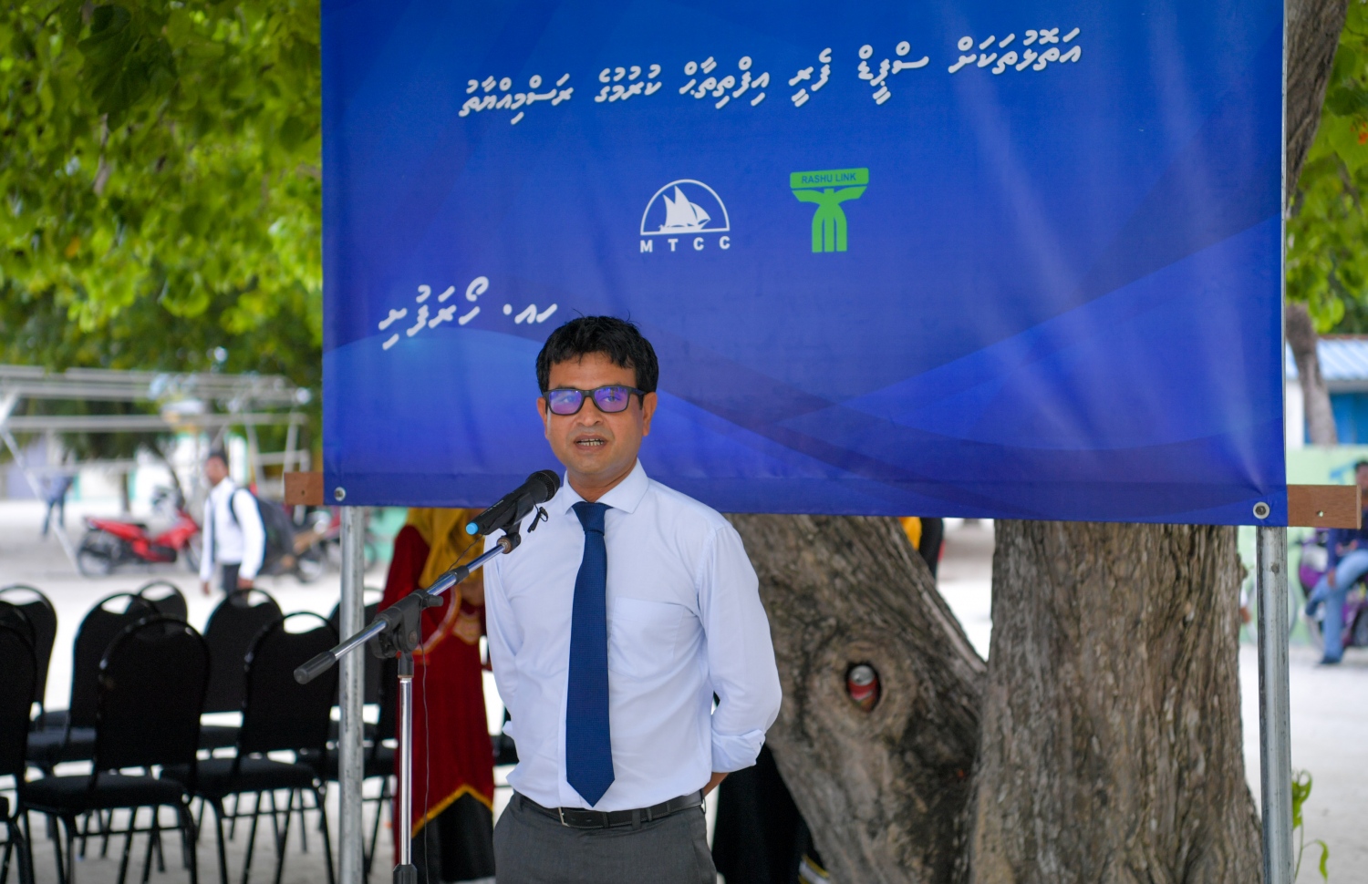 ހއ. ހޯރަފުށި: ޖޫން 22، 2019: ހއ. އަތޮޅުގެ ބައެއް ރަށްރަށަށް ނައިބު ރައީސް ފައިސަލް ފެއްޓެވި ދަތުރުފުޅުގައި ހއ. ހޯރަފުށީގައި އެ ދާއިރާގެ މަޖިލިސް މެމްބަރު އަހުމަދު ސަލީމް ވާހަކަ ދައްކަވަނީ.-- ފޮޓޯ: ރައީސް އޮފީސް