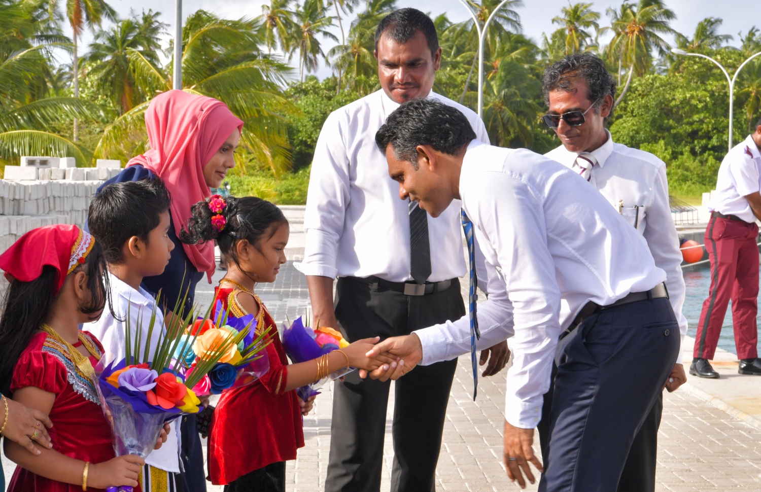 ހއ. ތުރާކުނު: ޖޫން 22، 2019: ހއ. އަތޮޅުގެ ބައެއް ރަށްރަށަށް ނައިބު ރައީސް ފައިސަލް ފެއްޓެވި ދަތުރުފުޅުގައި ހއ. ތުރާކުނުން އެމަނިކުފާނަށް މަރުހަބާ ދަންނަވަނީ.-- ފޮޓޯ: ރައީސް އޮފީސް