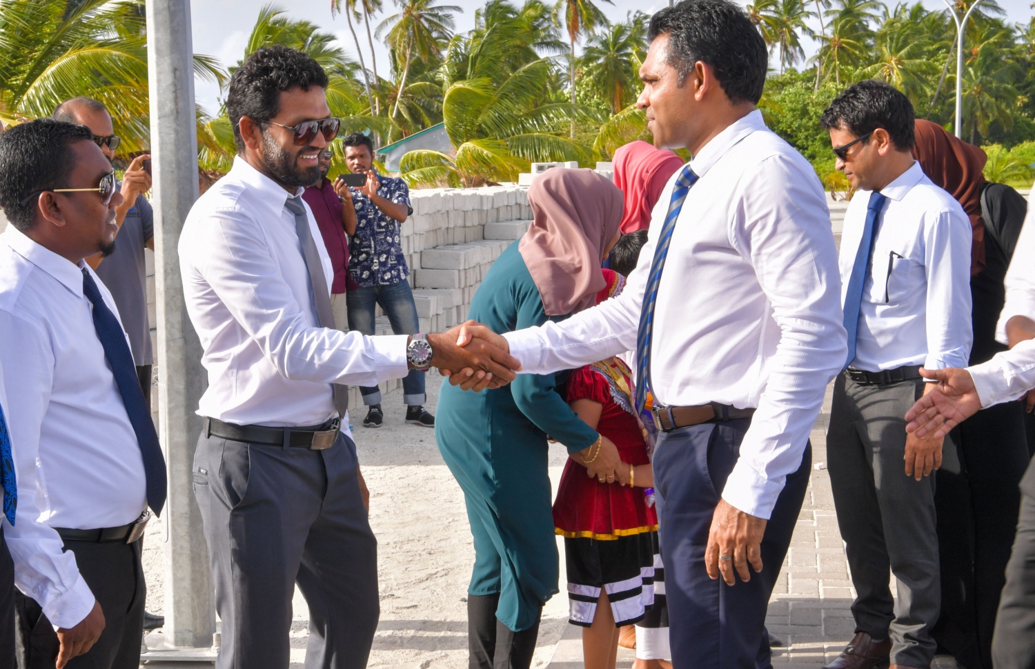 ހއ. ތުރާކުނު: ޖޫން 22، 2019: ހއ. އަތޮޅުގެ ބައެއް ރަށްރަށަށް ނައިބު ރައީސް ފައިސަލް ފެއްޓެވި ދަތުރުފުޅުގައި ހއ. ތުރާކުނުން އެމަނިކުފާނަށް މަރުހަބާ ދަންނަވަނީ.-- ފޮޓޯ: ރައީސް އޮފީސް