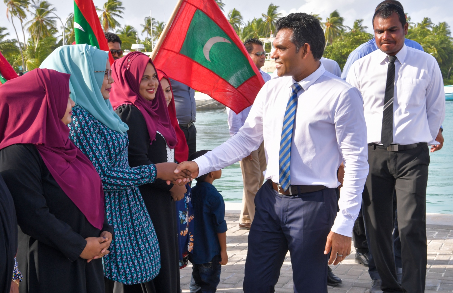 ހއ. ތުރާކުނު: ޖޫން 22، 2019: ހއ. އަތޮޅުގެ ބައެއް ރަށްރަށަށް ނައިބު ރައީސް ފައިސަލް ފެއްޓެވި ދަތުރުފުޅުގައި ހއ. ތުރާކުނުން އެމަނިކުފާނަށް މަރުހަބާ ދަންނަވަނީ.-- ފޮޓޯ: ރައީސް އޮފީސް