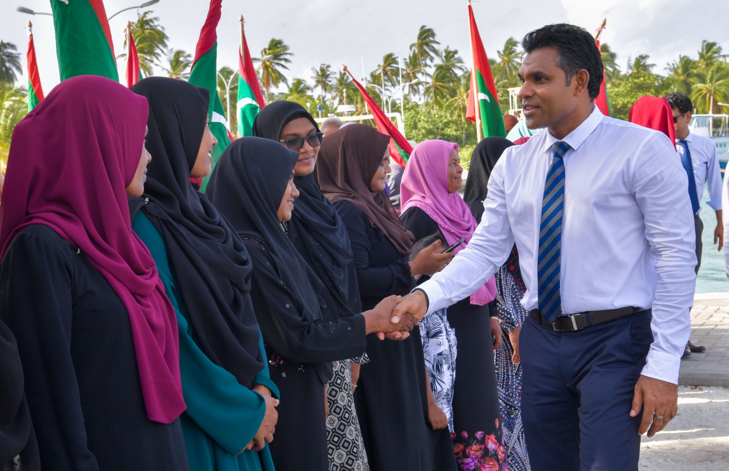 ހއ. ތުރާކުނު: ޖޫން 22، 2019: ހއ. އަތޮޅުގެ ބައެއް ރަށްރަށަށް ނައިބު ރައީސް ފައިސަލް ފެއްޓެވި ދަތުރުފުޅުގައި ހއ. ތުރާކުނުން އެމަނިކުފާނަށް މަރުހަބާ ދަންނަވަނީ.-- ފޮޓޯ: ރައީސް އޮފީސް