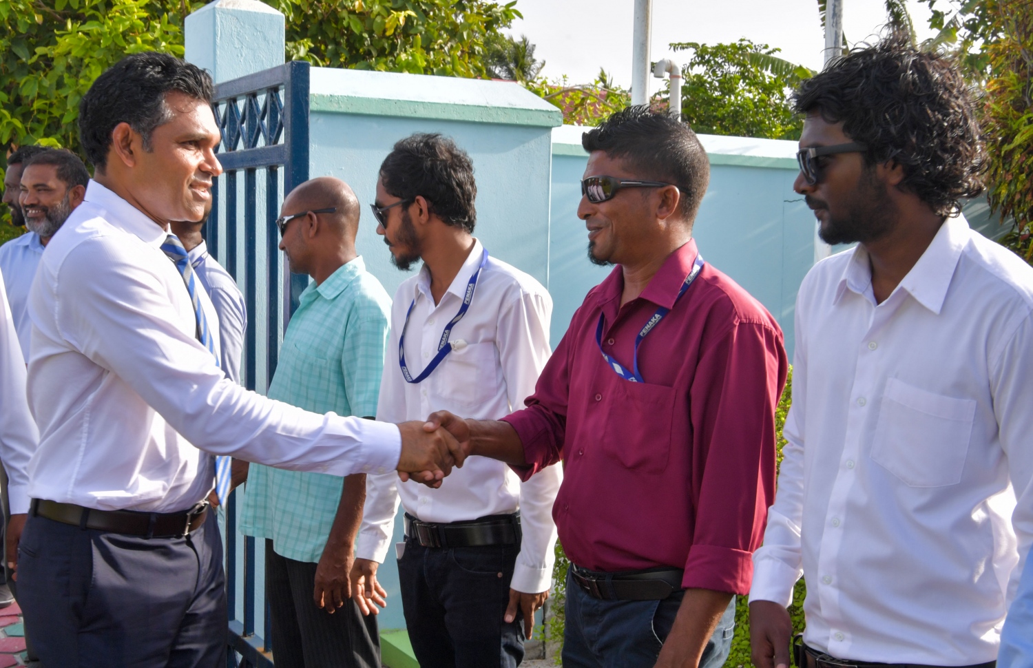 ހއ. ތުރާކުނު: ޖޫން 22، 2019: ހއ. އަތޮޅުގެ ބައެއް ރަށްރަށަށް ނައިބު ރައީސް ފައިސަލް ފެއްޓެވި ދަތުރުފުޅުގައި ހއ. ތުރާކުނު ސްޓެލްކޯގެ މުވައްޒަފުން އެމަނިކުފާނަށް މަރުހަބާ ދަންނަވަނީ.-- ފޮޓޯ: ރައީސް އޮފީސް