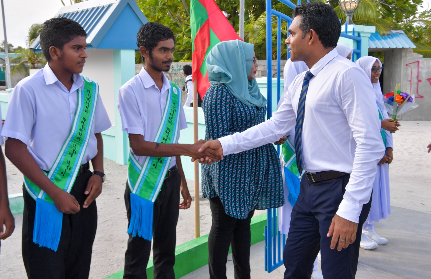 ހއ. ތުރާކުނު: ޖޫން 22، 2019: ހއ. އަތޮޅުގެ ބައެއް ރަށްރަށަށް ނައިބު ރައީސް ފައިސަލް ފެއްޓެވި ދަތުރުފުޅުގައި ހއ. ތުރާކުނުން ސްކޫލުގެ ދަރިވަރުން، އެމަނިކުފާނަށް މަރުހަބާ ދަންނަވަނީ.-- ފޮޓޯ: ރައީސް އޮފީސް