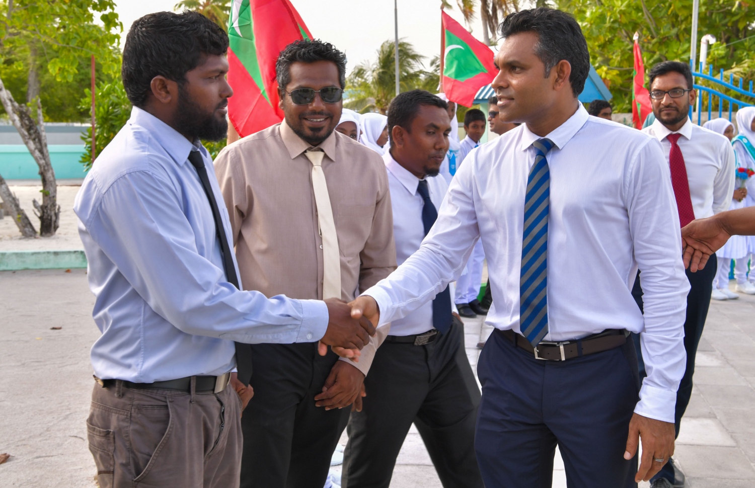 ހއ. ތުރާކުނު: ޖޫން 22، 2019: ހއ. އަތޮޅުގެ ބައެއް ރަށްރަށަށް ނައިބު ރައީސް ފައިސަލް ފެއްޓެވި ދަތުރުފުޅުގައި ހއ. ތުރާކުނުން އެމަނިކުފާނަށް މަރުހަބާ ދަންނަވަނީ.-- ފޮޓޯ: ރައީސް އޮފީސް