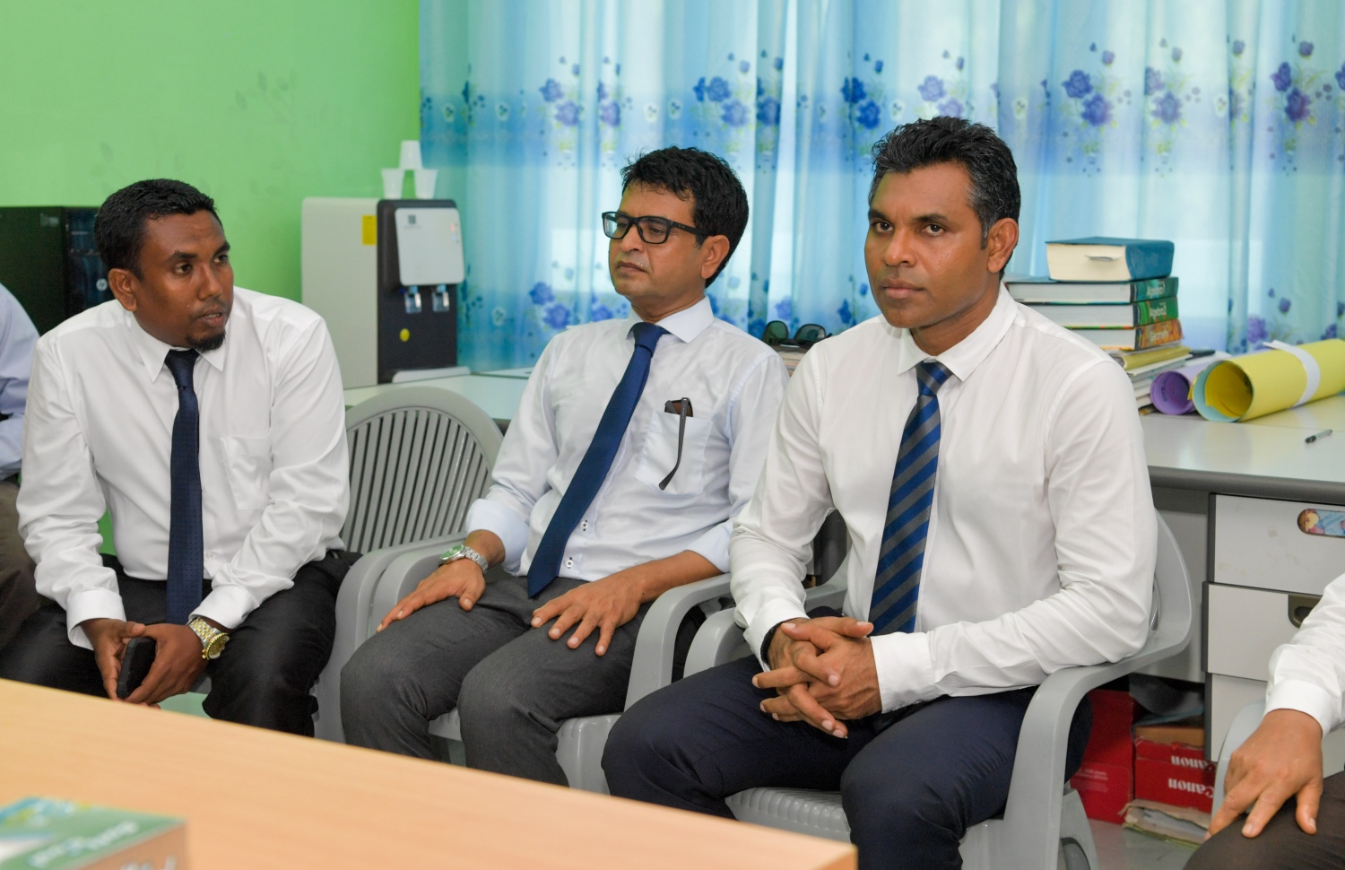 ހއ. ތުރާކުނު: ޖޫން 22، 2019: ހއ. އަތޮޅުގެ ބައެއް ރަށްރަށަށް ނައިބު ރައީސް ފައިސަލް ފެއްޓެވި ދަތުރުފުޅުގައި ހއ. ތުރާކުނުގެ ކައުންސިލަރުންނާ ބައްދަލު ކުރައްވަނީ.-- ފޮޓޯ: ރައީސް އޮފީސް