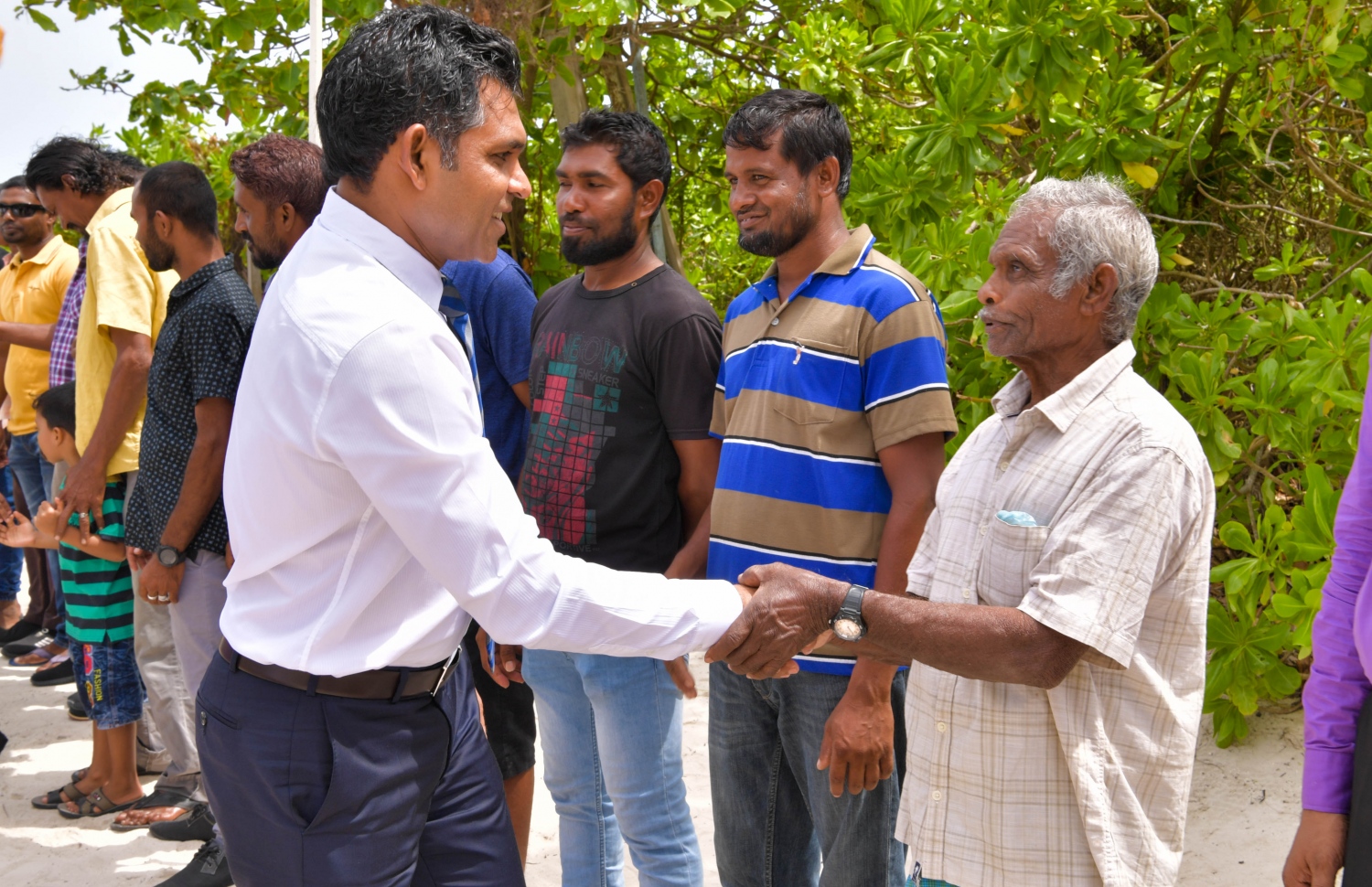 ހއ. މޮޅަދޫ: ޖޫން 22، 2019: ހއ. އަތޮޅުގެ ބައެއް ރަށްރަށަށް ނައިބު ރައީސް ފައިސަލް ފެއްޓެވި ދަތުރުފުޅުގައި އެމަނިކުފާނަށް ހއ. މޮޅަދޫން މަރުހަބާ ދަންނަވަނީ.-- ފޮޓޯ: ރައީސް އޮފީސް