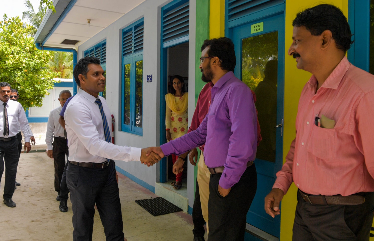 ހއ. މޮޅަދޫ: ޖޫން 22، 2019: ހއ. އަތޮޅުގެ ބައެއް ރަށްރަށަށް ނައިބު ރައީސް ފައިސަލް ފެއްޓެވި ދަތުރުފުޅުގައި އެމަނިކުފާނު ހއ. މޮޅަދޫ ސްކޫލުގެ އިސްވެރިންނާއި ސަލާމް ކުރައްވަނީ.-- ފޮޓޯ: ރައީސް އޮފީސް