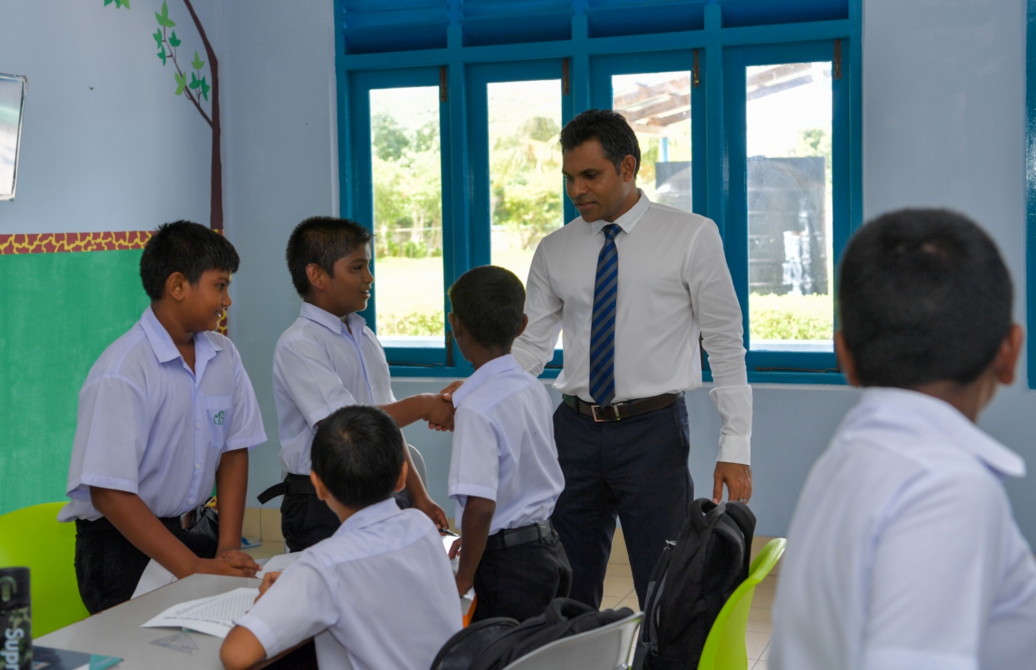 ހއ. މޮޅަދޫ: ޖޫން 22، 2019: ހއ. އަތޮޅުގެ ބައެއް ރަށްރަށަށް ނައިބު ރައީސް ފައިސަލް ފެއްޓެވި ދަތުރުފުޅުގައި އެމަނިކުފާނު ހއ. މޮޅަދޫ ސްކޫލުގެ ދަރިވަރުންތަކަކާއި ސަލާމް ކުރައްވަނީ.-- ފޮޓޯ: ރައީސް އޮފީސް