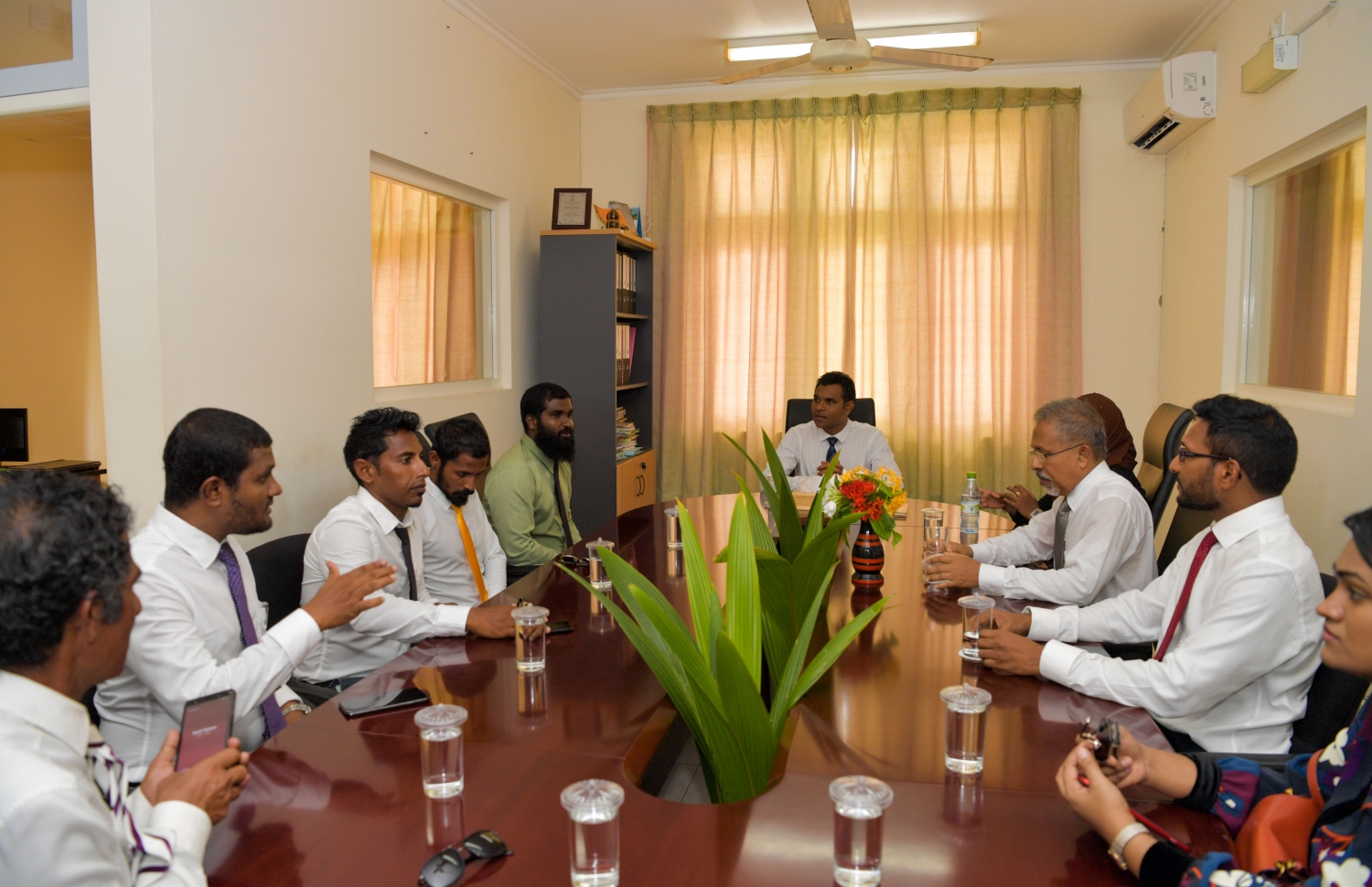 ހއ. މޮޅަދޫ: ޖޫން 22، 2019: ހއ. އަތޮޅުގެ ބައެއް ރަށްރަށަށް ނައިބު ރައީސް ފައިސަލް ފެއްޓެވި ދަތުރުފުޅުގައި އެމަނިކުފާނު ހއ. މޮޅަދޫ ކައުންސިލަރުންނާއި ބައްދަލު ކުރައްވަނީ.-- ފޮޓޯ: ރައީސް އޮފީސް