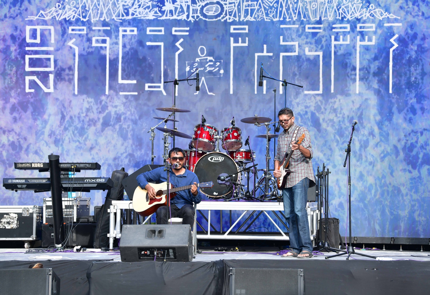 ހުޅުމާލެ: ޖޫން 22، 2019: ލައިވް މިއުޒިކަށް ލޯބި ކުރާ ފަންނާނުންގެ ހުނަރުތައް ދައްކާލުމަށް އުފައްދާފައިވާ މިއުޒިކް ކޮމިއުނިޓީ "ފަންނުގެ ދަރިން" ގެ ފަރާތުން ހުޅުމާލޭގައި ބޭއްވި ފެސްޓިވަލުގައި ބަޔަކު ޕާފޯމް ކުރަނީ.-- ފޮޓޯ: ނިޝާން އަލީ /މިހާރު