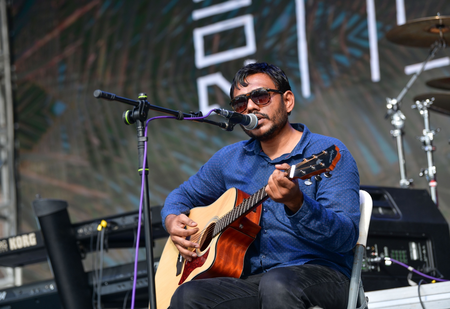 ހުޅުމާލެ: ޖޫން 22، 2019: ލައިވް މިއުޒިކަށް ލޯބި ކުރާ ފަންނާނުންގެ ހުނަރުތައް ދައްކާލުމަށް އުފައްދާފައިވާ މިއުޒިކް ކޮމިއުނިޓީ "ފަންނުގެ ދަރިން" ގެ ފަރާތުން ހުޅުމާލޭގައި ބޭއްވި ފެސްޓިވަލުގައި މީހަކު ލަވަކިޔަނީ.-- ފޮޓޯ: ނިޝާން އަލީ /މިހާރު