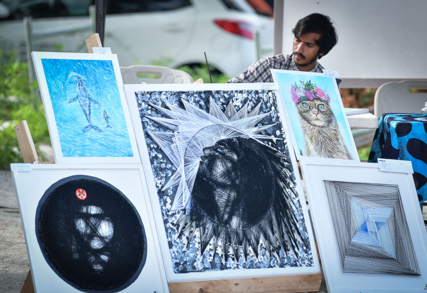 ހުޅުމާލެ: ޖޫން 22، 2019: ލައިވް މިއުޒިކަށް ލޯބި ކުރާ ފަންނާނުންގެ ހުނަރުތައް ދައްކާލުމަށް އުފައްދާފައިވާ މިއުޒިކް ކޮމިއުނިޓީ "ފަންނުގެ ދަރިން" ގެ ފަރާތުން ހުޅުމާލޭގައި ބޭއްވި ފެސްޓިވަލުގައި ބަހައްޓާފައިވާ އަރަކަ އާޓްސްގެ އާޓްވޯކްތަކެއް.-- ފޮޓޯ: ނިޝާން އަލީ /މިހާރު