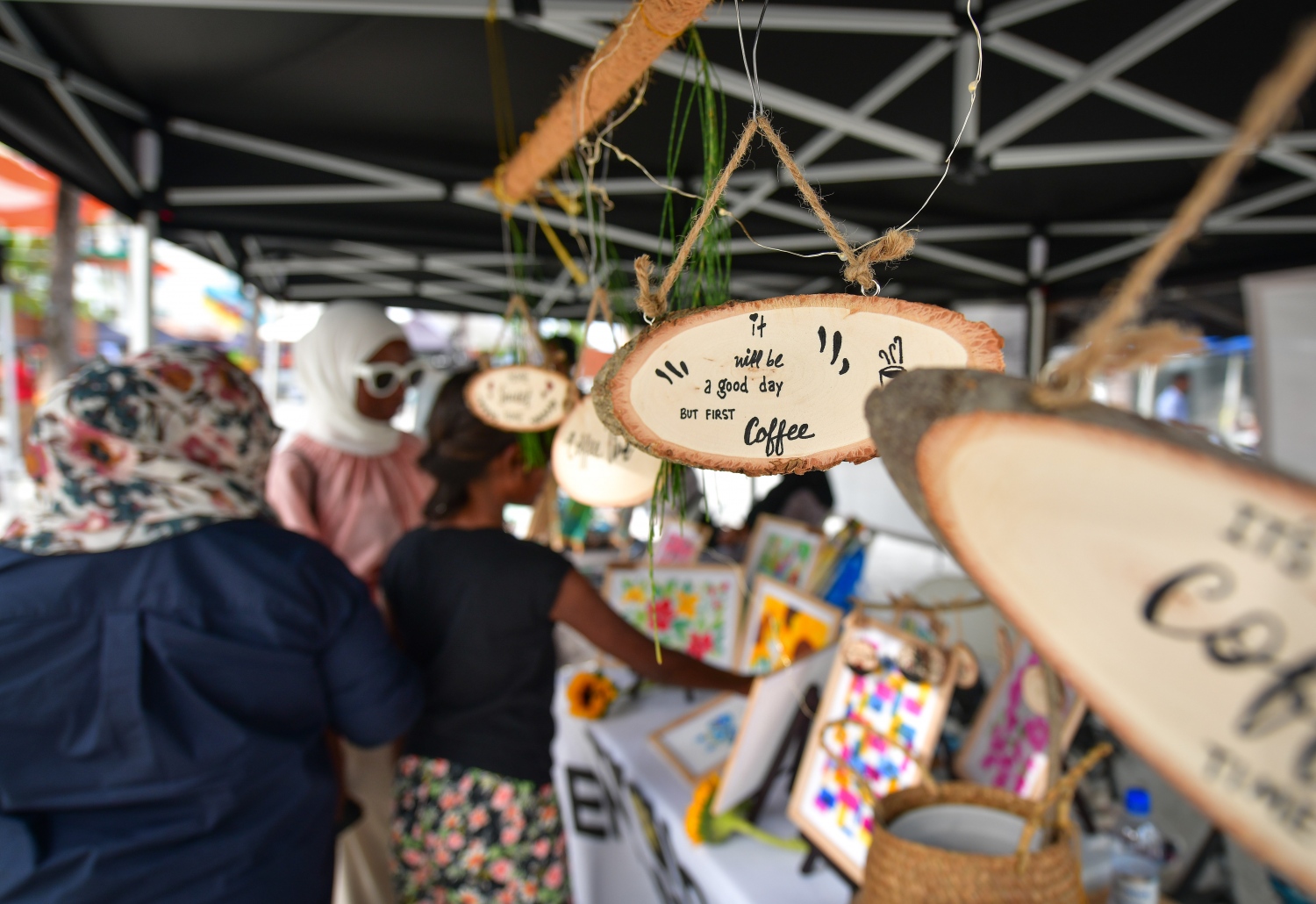 ހުޅުމާލެ: ޖޫން 22، 2019: ލައިވް މިއުޒިކަށް ލޯބި ކުރާ ފަންނާނުންގެ ހުނަރުތައް ދައްކާލުމަށް އުފައްދާފައިވާ މިއުޒިކް ކޮމިއުނިޓީ "ފަންނުގެ ދަރިން" ގެ ފަރާތުން ހުޅުމާލޭގައި ބޭއްވި ފެސްޓިވަލް.-- ފޮޓޯ: ނިޝާން އަލީ /މިހާރު