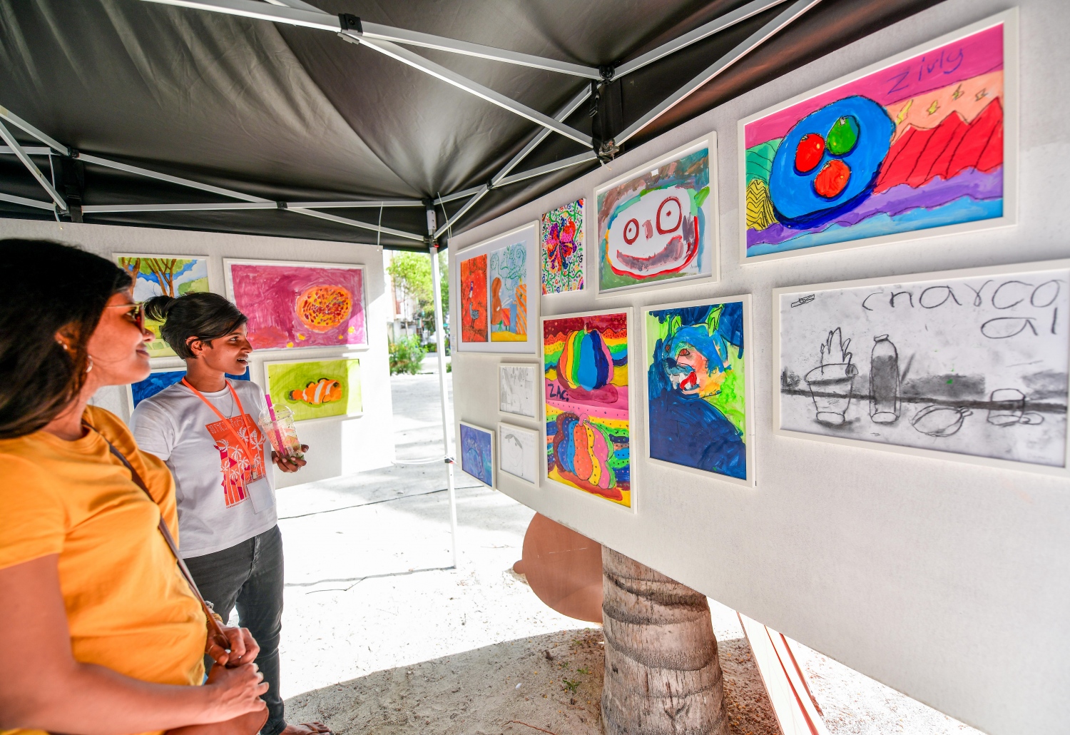 ހުޅުމާލެ: ޖޫން 22، 2019: ލައިވް މިއުޒިކަށް ލޯބި ކުރާ ފަންނާނުންގެ ހުނަރުތައް ދައްކާލުމަށް އުފައްދާފައިވާ މިއުޒިކް ކޮމިއުނިޓީ "ފަންނުގެ ދަރިން" ގެ ފަރާތުން ހުޅުމާލޭގައި ބޭއްވި ފެސްޓިވަލުގައި ބަހައްޓާފައިވާ ކުރެހުންތަކެއް ބަޔަކު ބަލާލަނީ.-- ފޮޓޯ: ނިޝާން އަލީ /މިހާރު