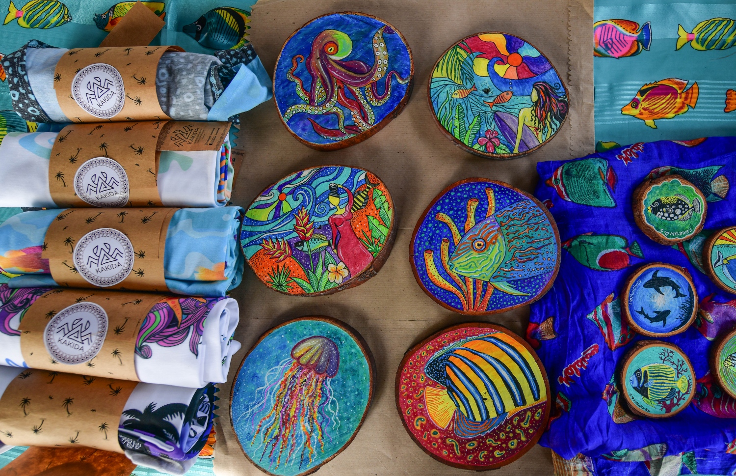 ހުޅުމާލެ: ޖޫން 22، 2019: ލައިވް މިއުޒިކަށް ލޯބި ކުރާ ފަންނާނުންގެ ހުނަރުތައް ދައްކާލުމަށް އުފައްދާފައިވާ މިއުޒިކް ކޮމިއުނިޓީ "ފަންނުގެ ދަރިން" ގެ ފަރާތުން ހުޅުމާލޭގައި ބޭއްވި ފެސްޓިވަލުގައި ބަހައްޓާފައިވާ ކުރެހުންތަކެއް.-- ފޮޓޯ: ނިޝާން އަލީ /މިހާރު