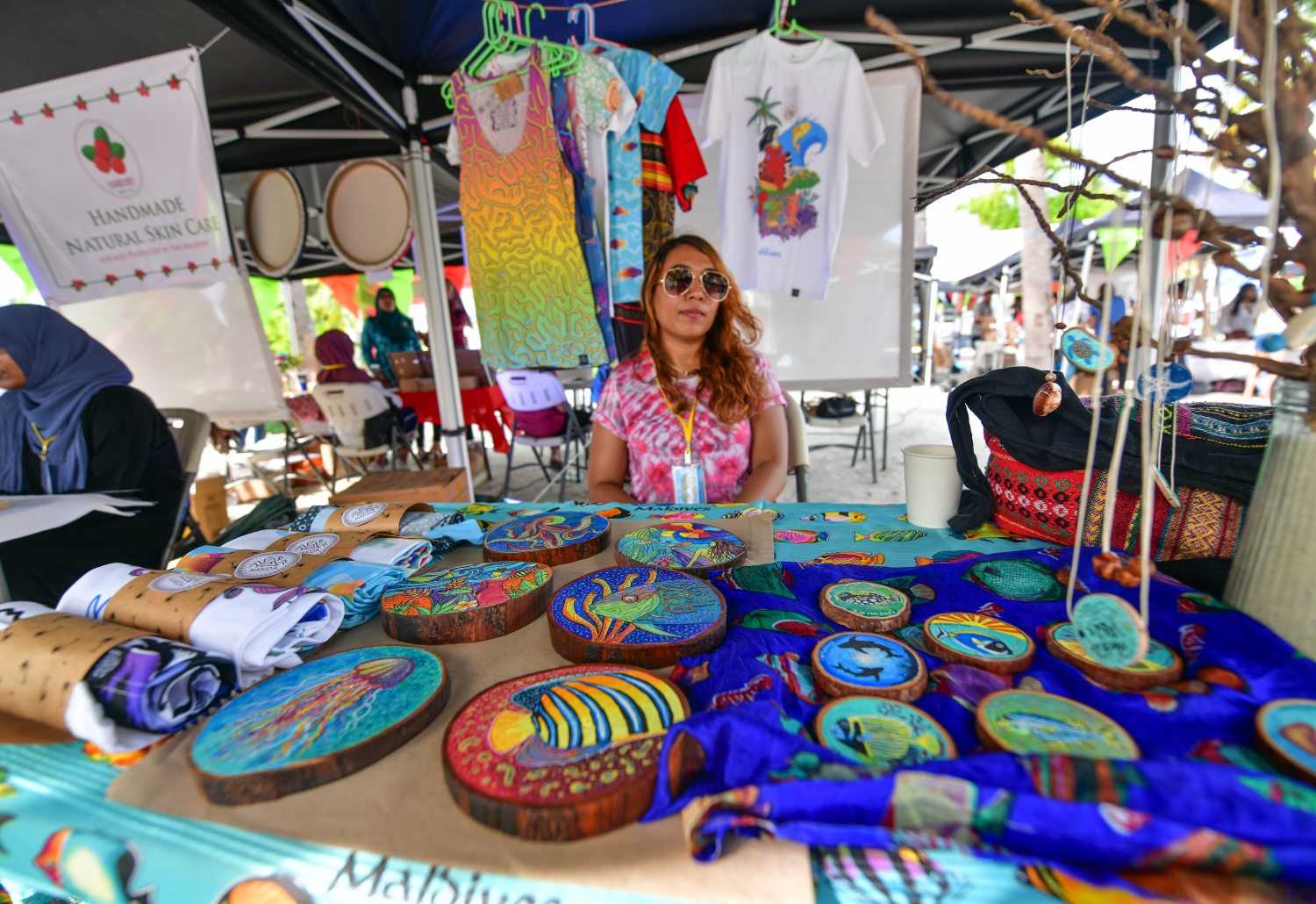 ހުޅުމާލެ: ޖޫން 22، 2019: ލައިވް މިއުޒިކަށް ލޯބި ކުރާ ފަންނާނުންގެ ހުނަރުތައް ދައްކާލުމަށް އުފައްދާފައިވާ މިއުޒިކް ކޮމިއުނިޓީ "ފަންނުގެ ދަރިން" ގެ ފަރާތުން ހުޅުމާލޭގައި ބޭއްވި ފެސްޓިވަލުގައި މީހެއްގެ ހުނަރު ބޭނުންކޮށްގެން އުފައްދާފައިވާ ބައެއް ސާމާނު.-- ފޮޓޯ: ނިޝާން އަލީ /މިހާރު