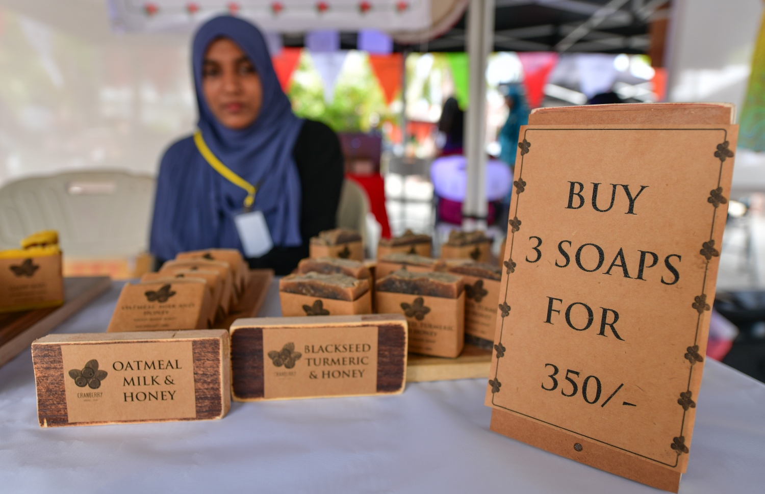 ހުޅުމާލެ: ޖޫން 22، 2019: ލައިވް މިއުޒިކަށް ލޯބި ކުރާ ފަންނާނުންގެ ހުނަރުތައް ދައްކާލުމަށް އުފައްދާފައިވާ މިއުޒިކް ކޮމިއުނިޓީ "ފަންނުގެ ދަރިން" ގެ ފަރާތުން ހުޅުމާލޭގައި ބޭއްވި ފެސްޓިވަލުގައި މީހެއްގެ ހުނަރު ބޭނުންކޮށްގެން އުފައްދާފައިވާ ބައެއް ސާމާނު.-- ފޮޓޯ: ނިޝާން އަލީ /މިހާރު