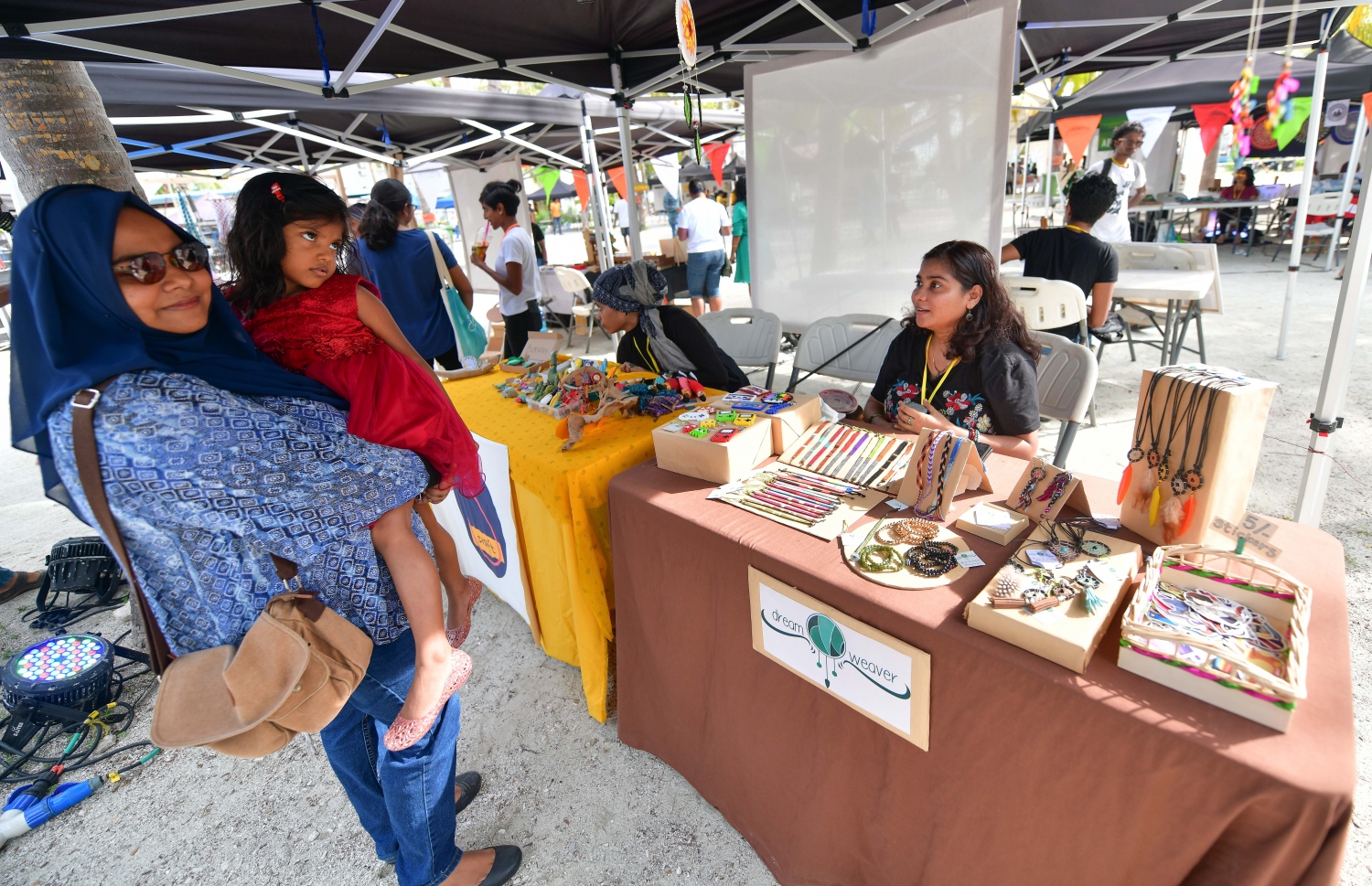 ހުޅުމާލެ: ޖޫން 22، 2019: ލައިވް މިއުޒިކަށް ލޯބި ކުރާ ފަންނާނުންގެ ހުނަރުތައް ދައްކާލުމަށް އުފައްދާފައިވާ މިއުޒިކް ކޮމިއުނިޓީ "ފަންނުގެ ދަރިން" ގެ ފަރާތުން ހުޅުމާލޭގައި ބޭއްވި ފެސްޓިވަލުގައި މީހެއްގެ ހުނަރު ބޭނުންކޮށްގެން އުފައްދާފައިވާ ބައެއް ސާމާނު.-- ފޮޓޯ: ނިޝާން އަލީ /މިހާރު