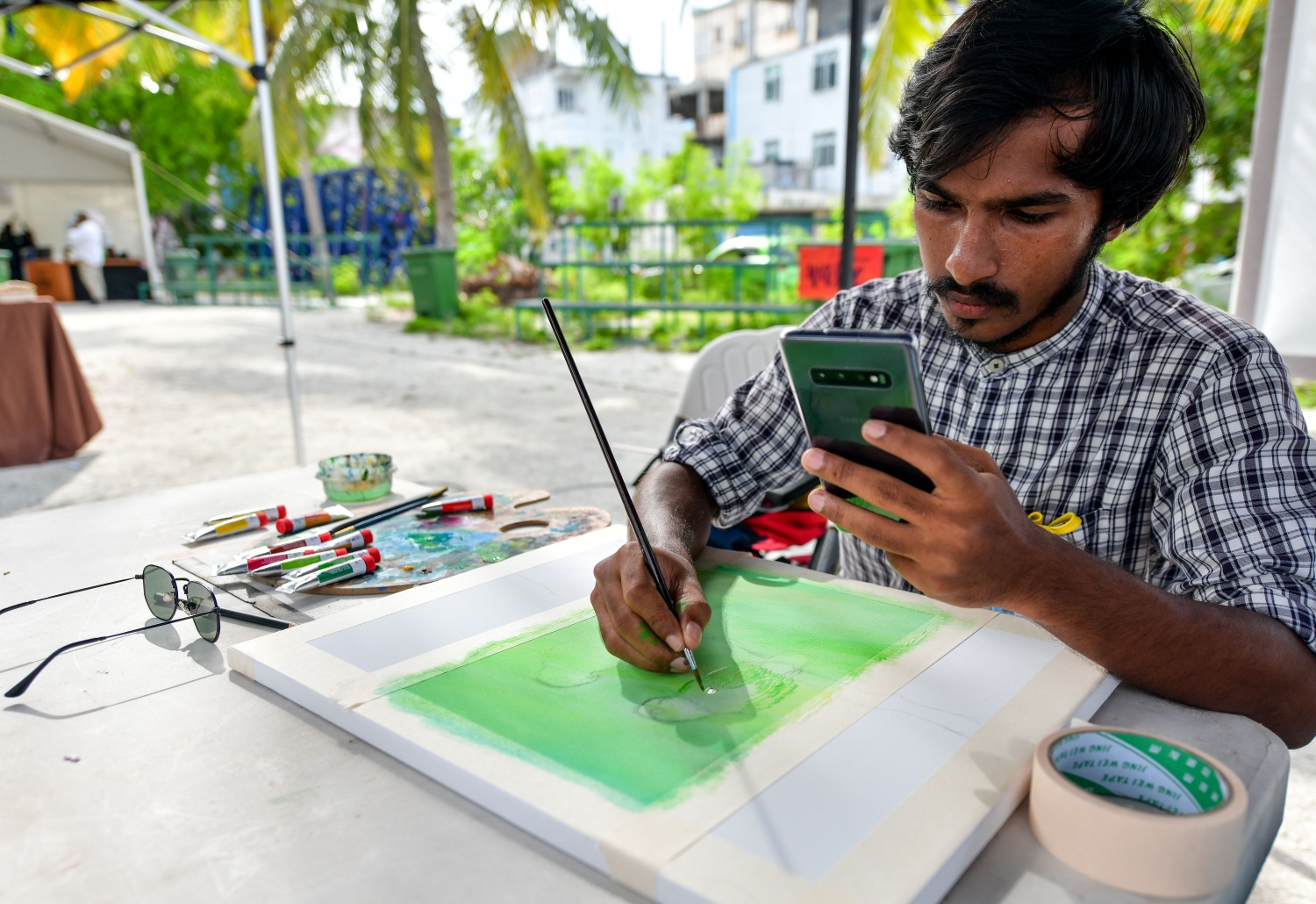 ހުޅުމާލެ: ޖޫން 22، 2019: ލައިވް މިއުޒިކަށް ލޯބި ކުރާ ފަންނާނުންގެ ހުނަރުތައް ދައްކާލުމަށް އުފައްދާފައިވާ މިއުޒިކް ކޮމިއުނިޓީ "ފަންނުގެ ދަރިން" ގެ ފަރާތުން ހުޅުމާލޭގައި ބޭއްވި ފެސްޓިވަލުގައި އާޓިސްޓަކު ކުރަހަނީ.-- ފޮޓޯ: ނިޝާން އަލީ /މިހާރު