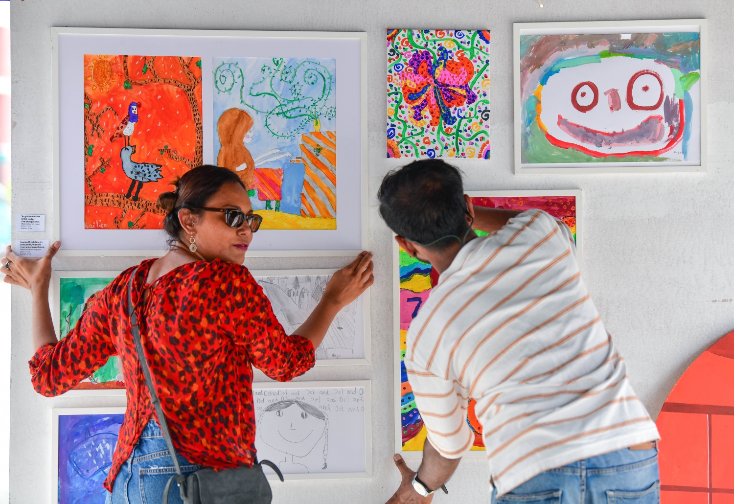 ހުޅުމާލެ: ޖޫން 22، 2019: ލައިވް މިއުޒިކަށް ލޯބި ކުރާ ފަންނާނުންގެ ހުނަރުތައް ދައްކާލުމަށް އުފައްދާފައިވާ މިއުޒިކް ކޮމިއުނިޓީ "ފަންނުގެ ދަރިން" ގެ ފަރާތުން ހުޅުމާލޭގައި ބޭއްވި ފެސްޓިވަލުގައި މީހެއްގެ ހުނަރު ބޭނުންކޮށްގެން ކުރަހާފައިވާ ކުރެހުންތަކެއް ބަޔަކު ބަލާލަނީ.-- ފޮޓޯ: ނިޝާން އަލީ /މިހާރު