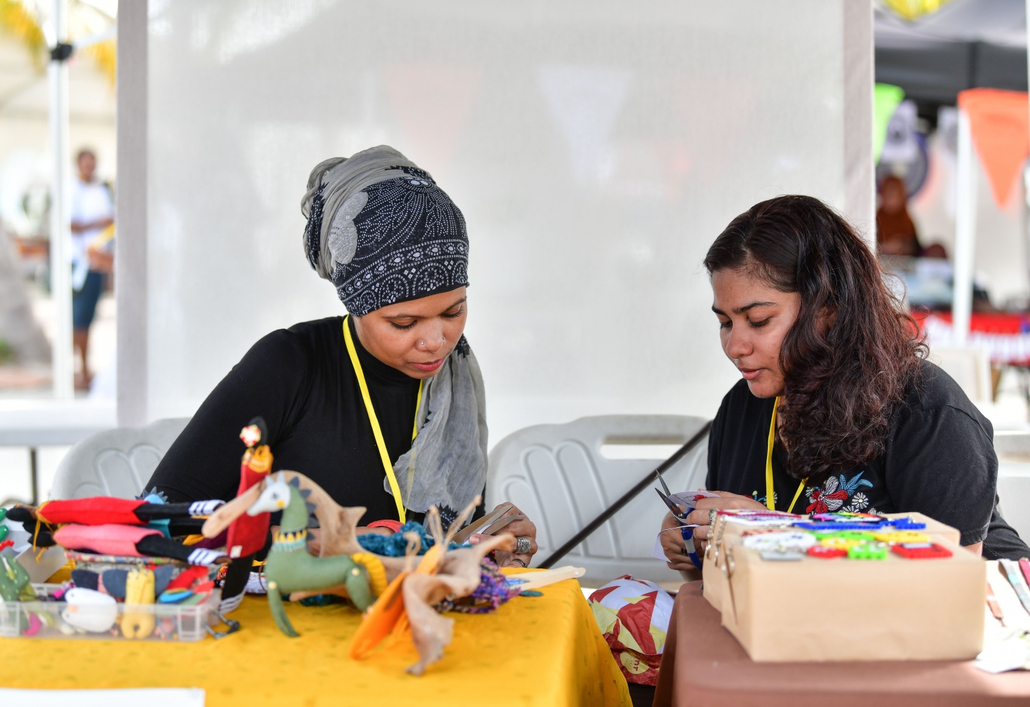 ހުޅުމާލެ: ޖޫން 22، 2019: ލައިވް މިއުޒިކަށް ލޯބި ކުރާ ފަންނާނުންގެ ހުނަރުތައް ދައްކާލުމަށް އުފައްދާފައިވާ މިއުޒިކް ކޮމިއުނިޓީ "ފަންނުގެ ދަރިން" ގެ ފަރާތުން ހުޅުމާލޭގައި ބޭއްވި ފެސްޓިވަލުގައި އާޓްސް އެންޑް ކްރާފްޓުންތަކެއްގެ މަސައްކަތްތަކެއް ކުރިއަށް ދަނީ.-- ފޮޓޯ: ނިޝާން އަލީ /މިހާރު