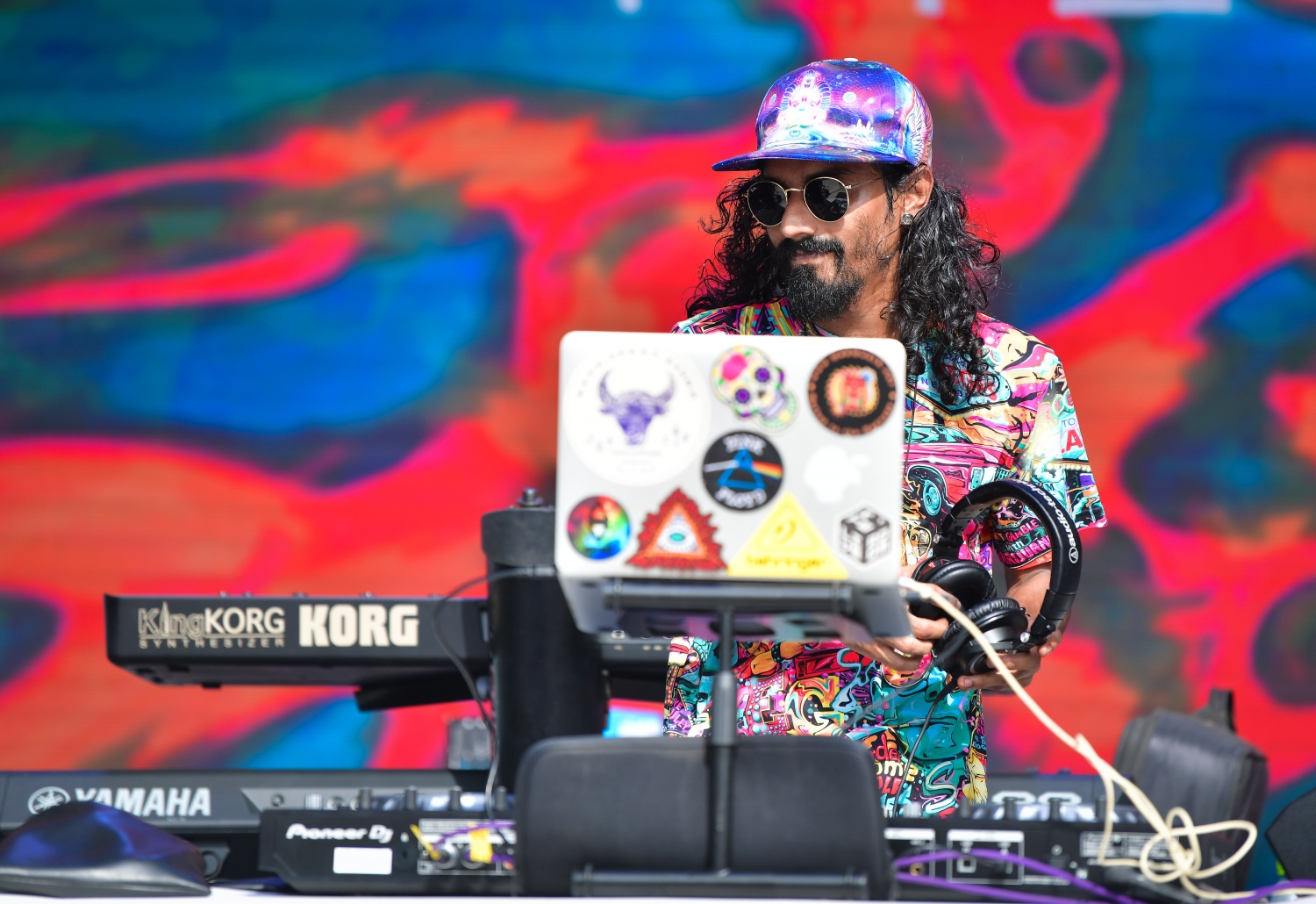 ހުޅުމާލެ: ޖޫން 22، 2019: ލައިވް މިއުޒިކަށް ލޯބި ކުރާ ފަންނާނުންގެ ހުނަރުތައް ދައްކާލުމަށް އުފައްދާފައިވާ މިއުޒިކް ކޮމިއުނިޓީ "ފަންނުގެ ދަރިން" ގެ ފަރާތުން ހުޅުމާލޭގައި ބޭއްވި ފެސްޓިވަލުގައި މީހަކު ޕާފޯމް ކުރަނީ.-- ފޮޓޯ: ނިޝާން އަލީ /މިހާރު