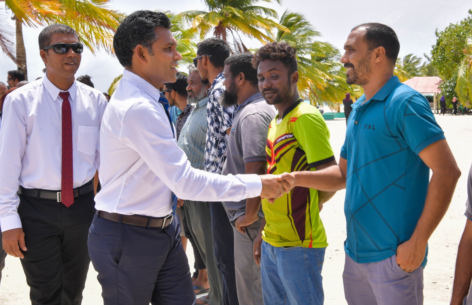 ހއ. އުލިގަން: ޖޫން 22، 2019: ހއ. އަތޮޅުގެ ބައެއް ރަށްރަށަށް ނައިބު ރައީސް ފައިސަލް ފެއްޓެވި ދަތުރުފުޅުގައި، ހއ. އުލިގަމުން އެމަނިކުފާނަށް މަރުހަބާ ދަންނަވަނީ.-- ފޮޓޯ: ރައީސް އޮފީސް