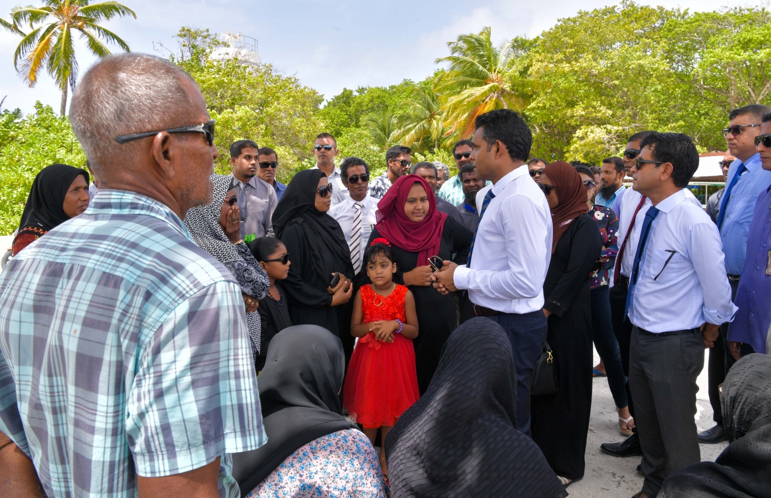 ހއ. އުލިގަން: ޖޫން 22، 2019: ހއ. އަތޮޅުގެ ބައެއް ރަށްރަށަށް ނައިބު ރައީސް ފައިސަލް ފެއްޓެވި ދަތުރުފުޅުގައި، ހއ. އުލިގަމުގެ ބައެއް މީހުންނާ ވާހަކަ ދައްކަވަނީ.-- ފޮޓޯ: ރައީސް އޮފީސް