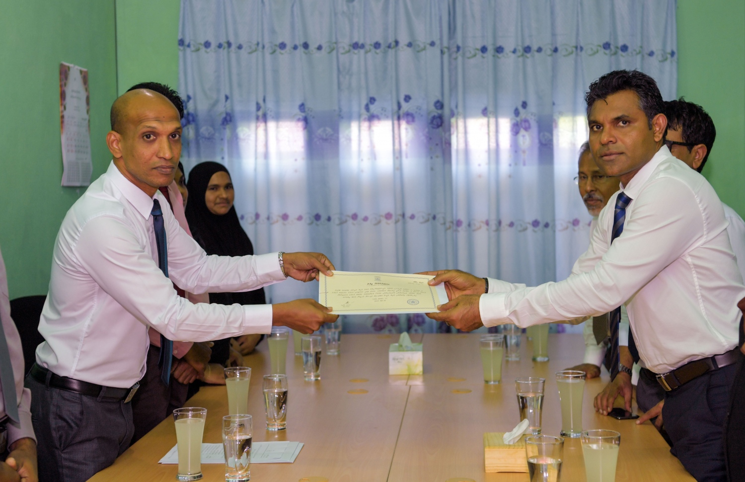 ހއ. އުލިގަން: ޖޫން 22، 2019: ހއ. އަތޮޅުގެ ބައެއް ރަށްރަށަށް ނައިބު ރައީސް ފައިސަލް ފެއްޓެވި ދަތުރުފުޅުގައި، ހއ. އުލިގަމު ސްކޫލުން ހަނދާނީ ލިޔުމެއް ދެއްވަނީ.-- ފޮޓޯ: ރައީސް އޮފީސް