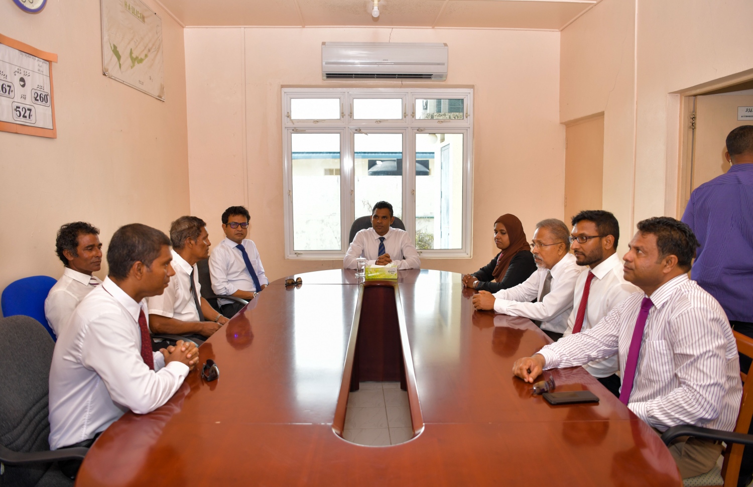 ހއ. އުލިގަން: ޖޫން 22، 2019: ހއ. އަތޮޅުގެ ބައެއް ރަށްރަށަށް ނައިބު ރައީސް ފައިސަލް ފެއްޓެވި ދަތުރުފުޅުގައި، ހއ. އުލިގަމުގެ ކައުނސިލަރުންނާ ބައްދަލު ކުރައްވަނީ.-- ފޮޓޯ: ރައީސް އޮފީސް